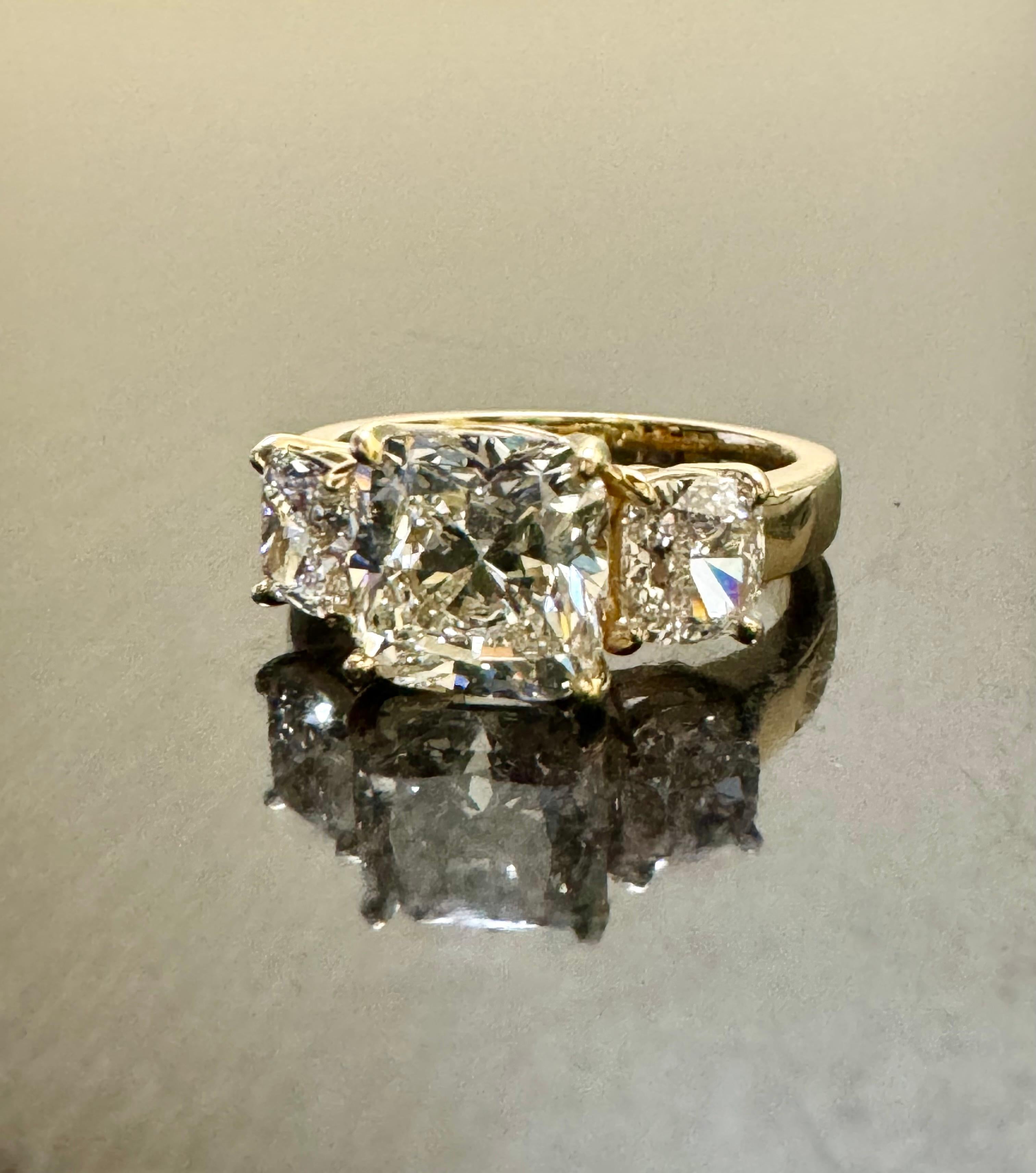 Or jaune 18K, trois pierres  Bague de fiançailles en diamant taille coussin de 4.84 carat GIA en vente 8