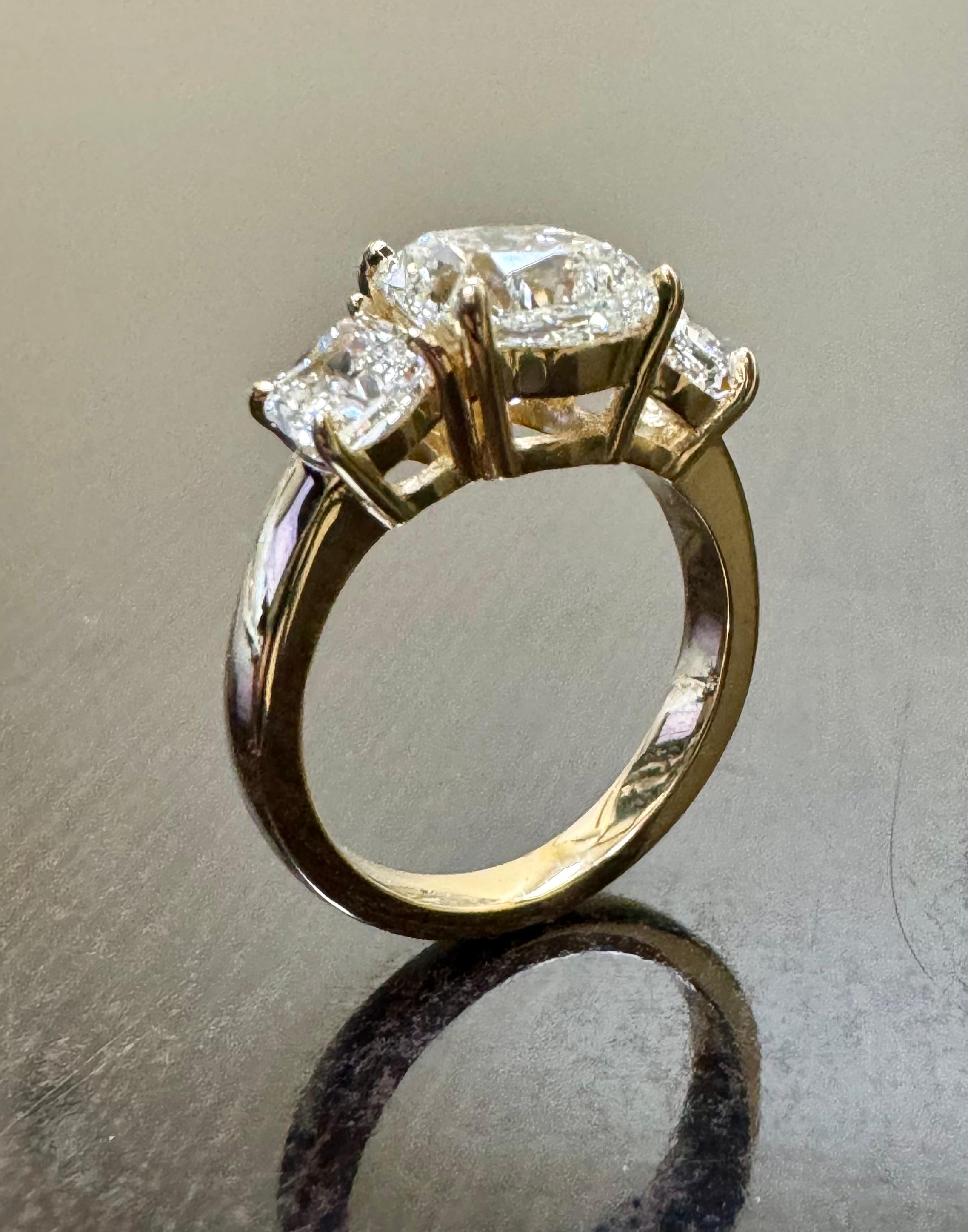 Or jaune 18K, trois pierres  Bague de fiançailles en diamant taille coussin de 4.84 carat GIA Pour femmes en vente