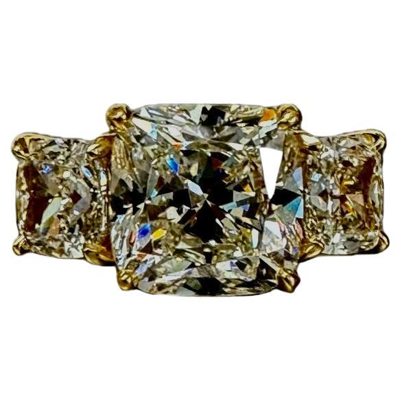 Or jaune 18K, trois pierres  Bague de fiançailles en diamant taille coussin de 4.84 carat GIA en vente