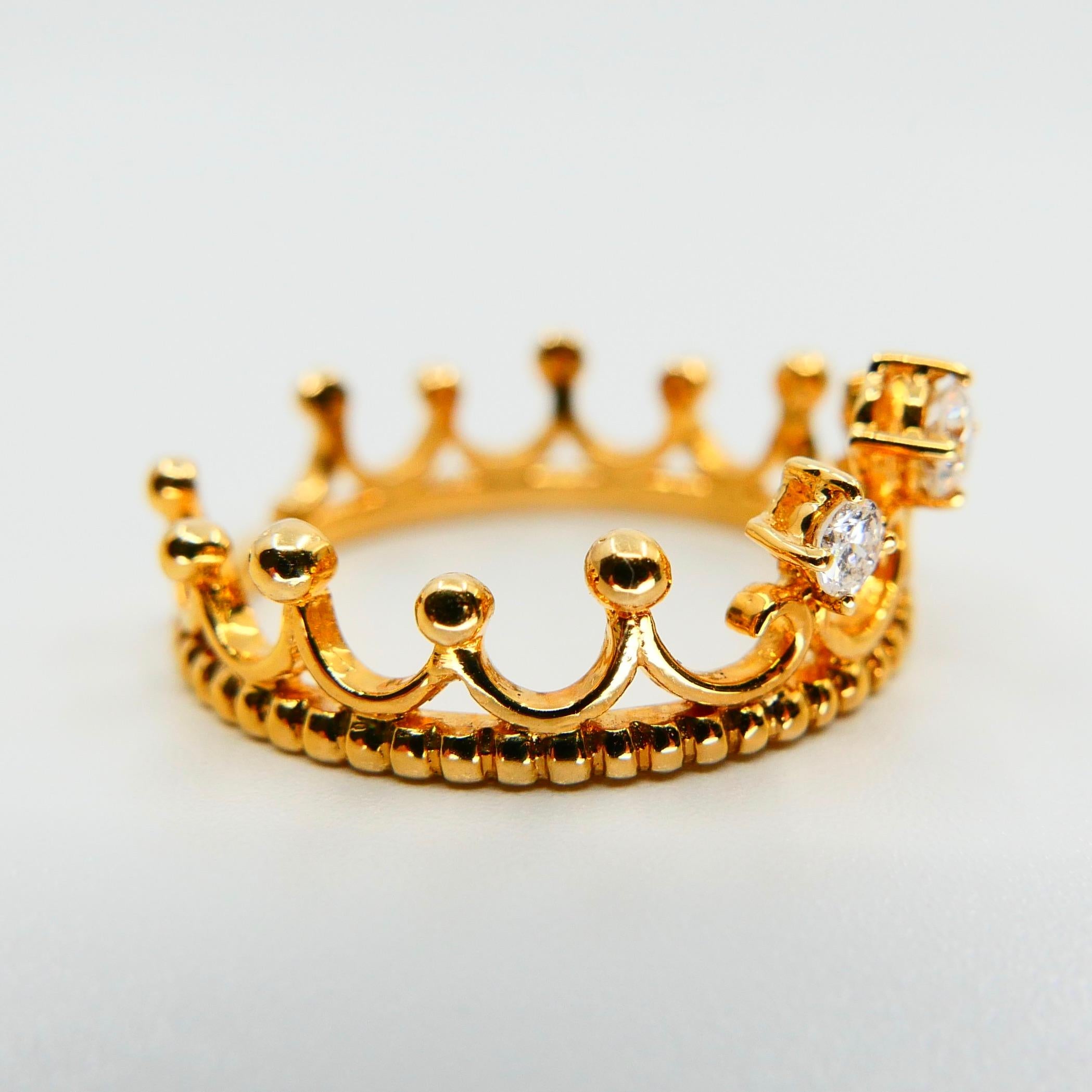 18 Karat Gold Three-Stone Crown Ring with Old Mine Cut Diamonds. 0.22 Carat In New Condition In Hong Kong, HK