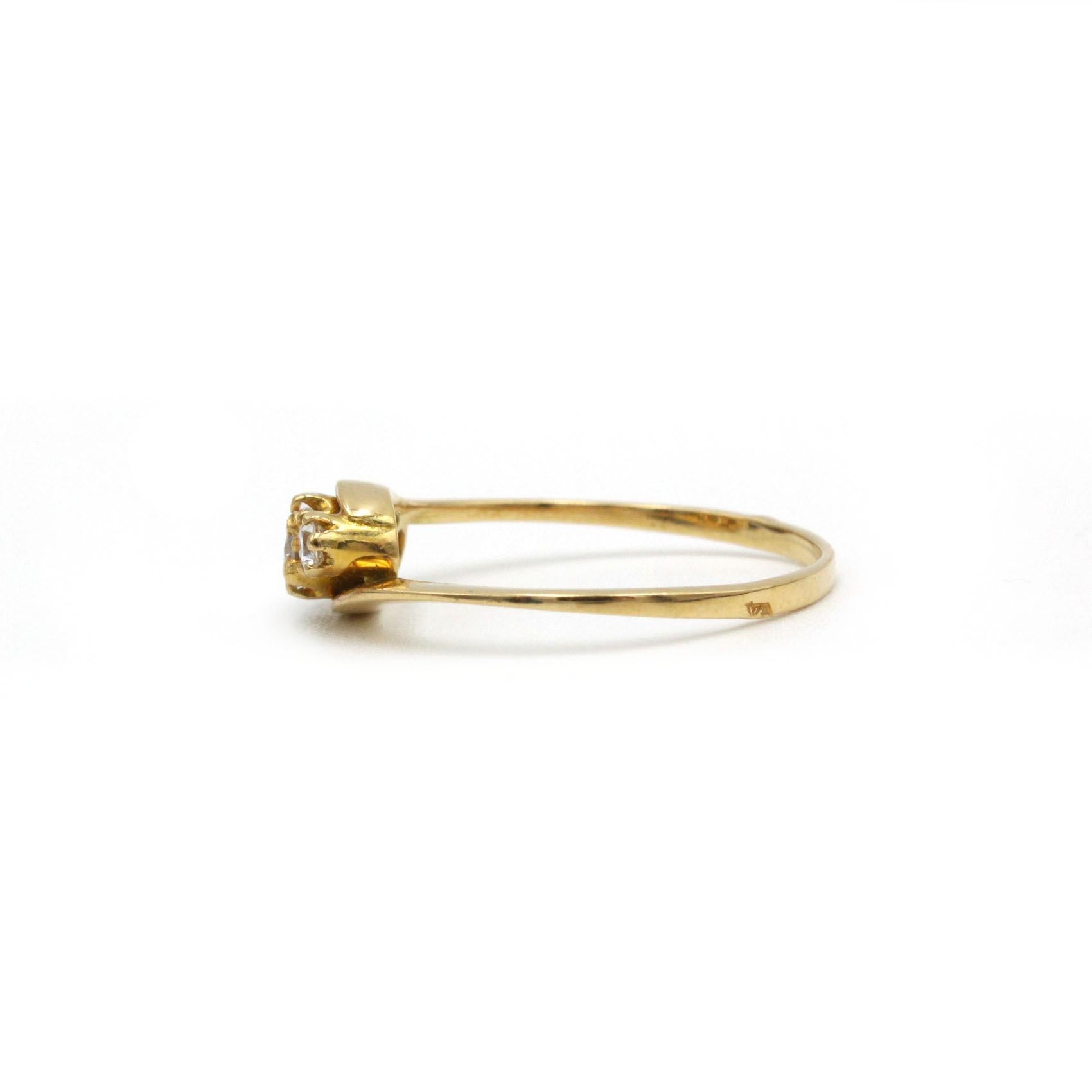 Rétro 18K Yellow Gold Three-Stone Diamond Ring, 0.28 ct Total, Vintage Swirl Design in vendita