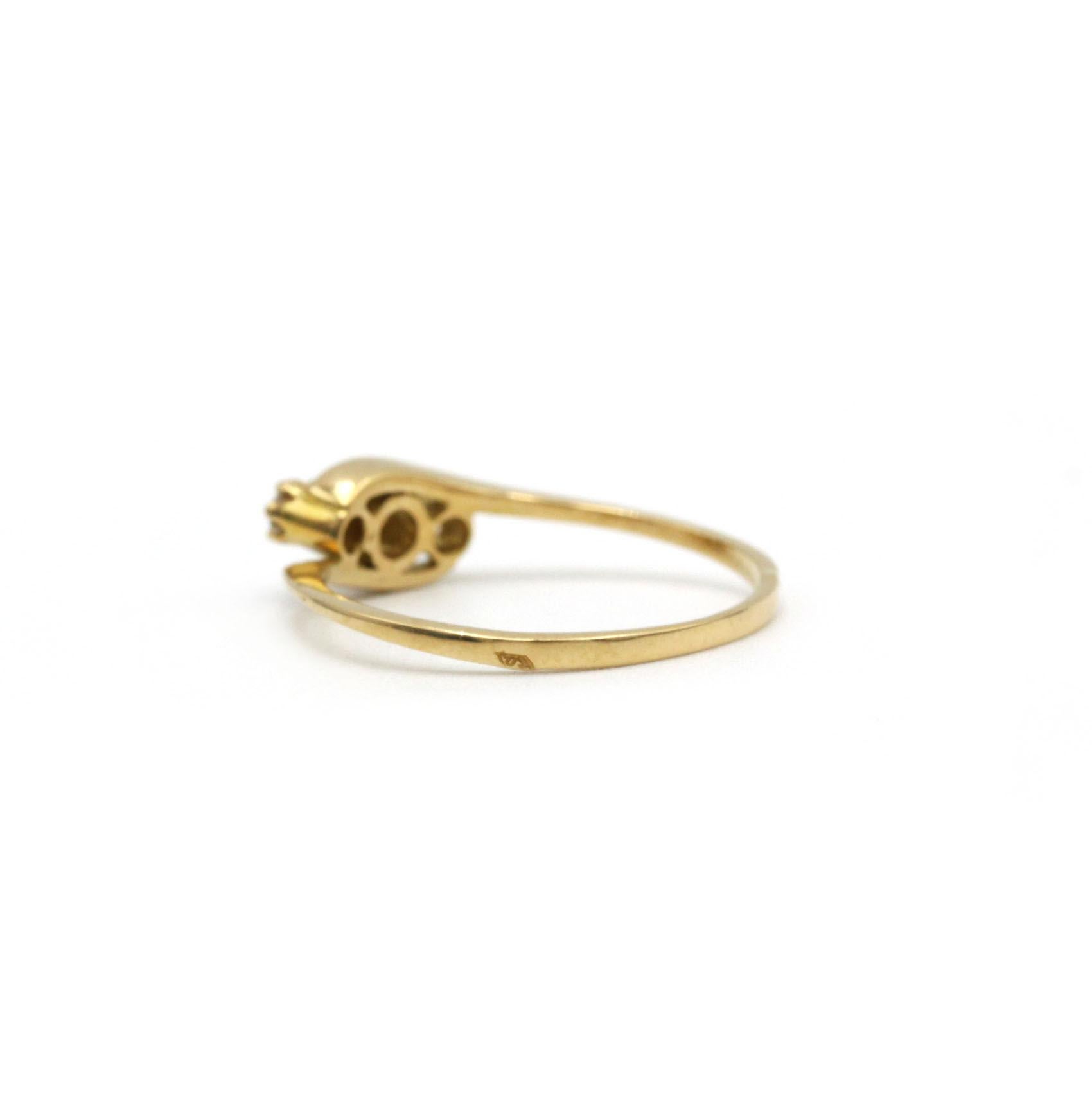 Taglio rotondo 18K Yellow Gold Three-Stone Diamond Ring, 0.28 ct Total, Vintage Swirl Design in vendita