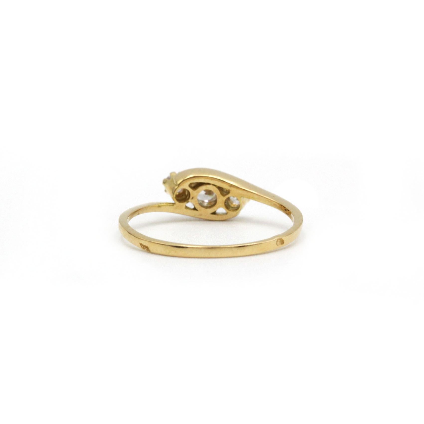 18K Yellow Gold Three-Stone Diamond Ring, 0.28 ct Total, Vintage Swirl Design In condizioni buone in vendita a MONTMORENCY, FR