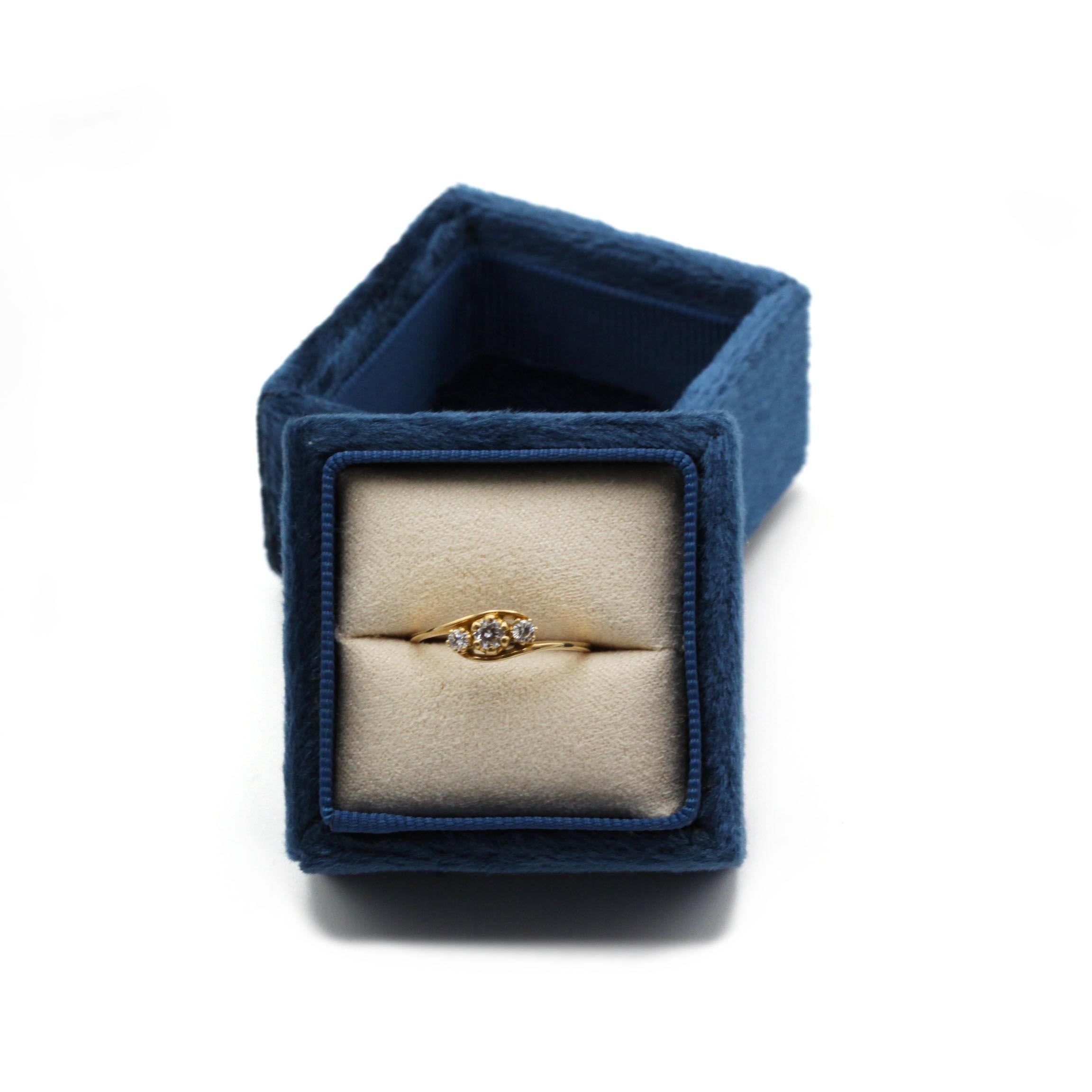 Donna 18K Yellow Gold Three-Stone Diamond Ring, 0.28 ct Total, Vintage Swirl Design in vendita