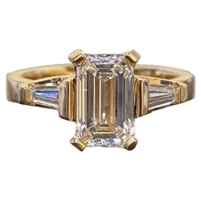 Dekara Design Collection'S

Metall-18K Gelbgold, 18K Weißgold, .750.

Steine- Center GIA Certified Emerald Cut Diamond J Farbe VS1 Klarheit 1,62 Karat, zwei Seiten Baguette Diamanten H-I Farbe VS1-VS2 Klarheit 0,40 Karat.

GIA-Bericht Nr.