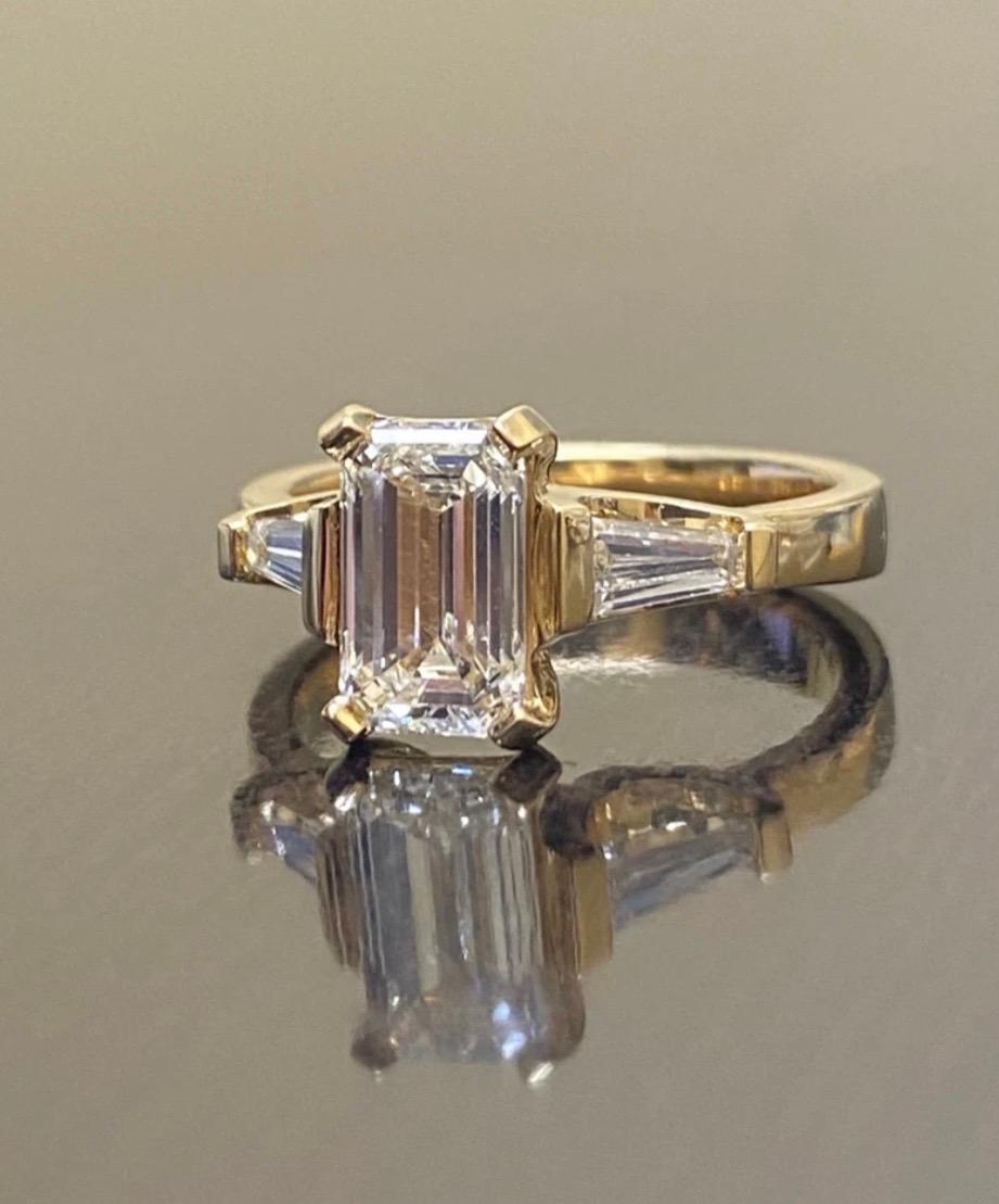 Moderne Bague de fiançailles en or jaune 18 carats à trois pierres avec diamants taille émeraude certifiés GIA en vente