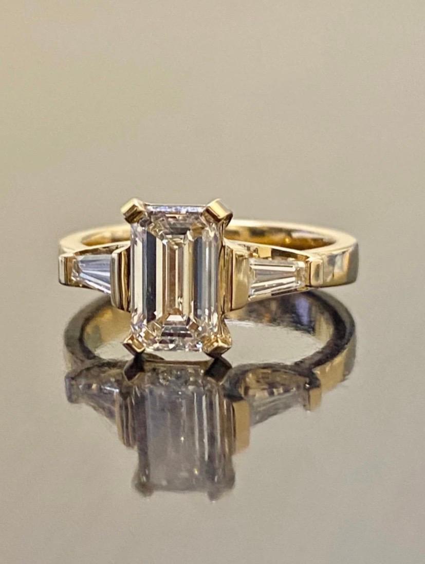 Taille émeraude Bague de fiançailles en or jaune 18 carats à trois pierres avec diamants taille émeraude certifiés GIA en vente
