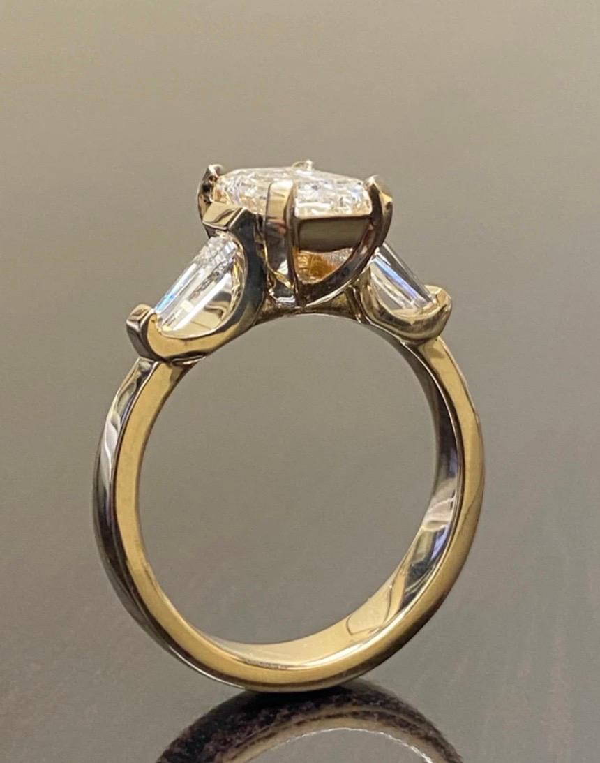 Bague de fiançailles en or jaune 18 carats à trois pierres avec diamants taille émeraude certifiés GIA Neuf - En vente à Los Angeles, CA