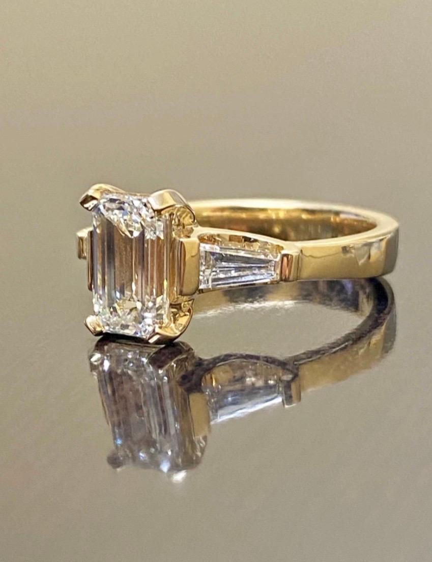 Women's or Men's 18K Yellow Gold Three Stone GIA Certified Emerald Cut Diamond Engagement Ring For Sale