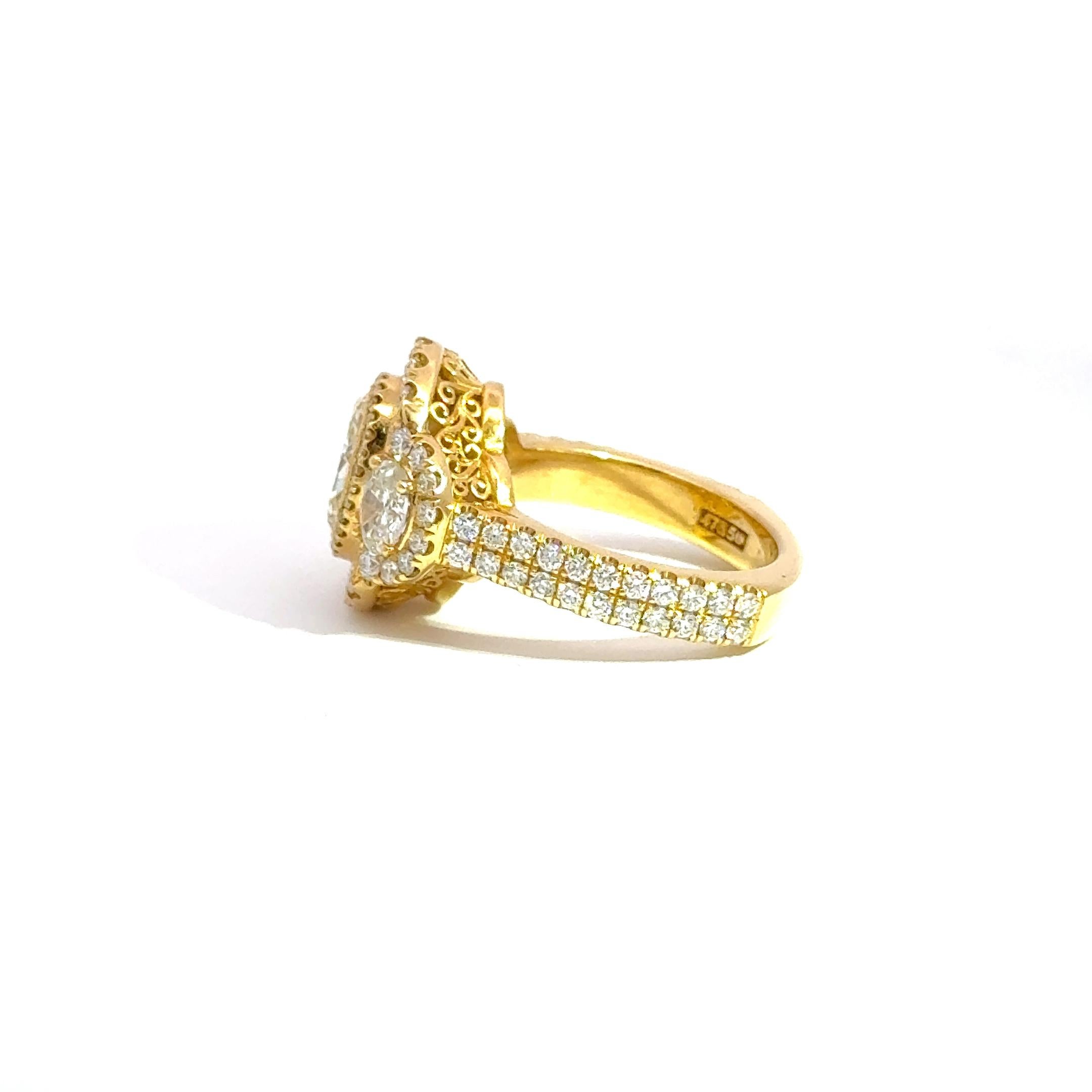 18K Yellow Gold Three-Stone Oval Diamond Ring with Fancy Yellow Accents Corte oval en venta
