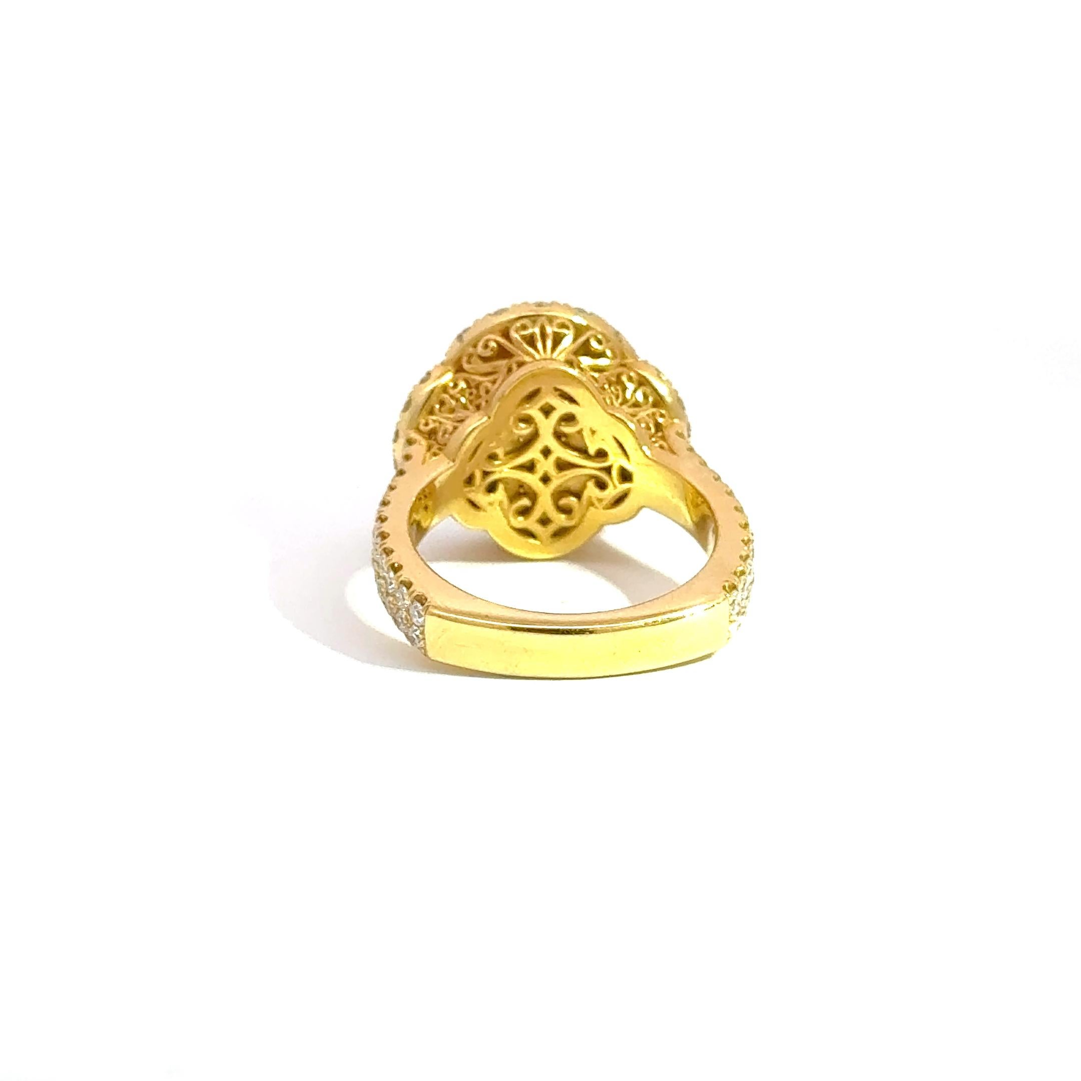 18K Yellow Gold Three-Stone Oval Diamond Ring with Fancy Yellow Accents en Nuevo estado para la venta en Los Angeles, CA