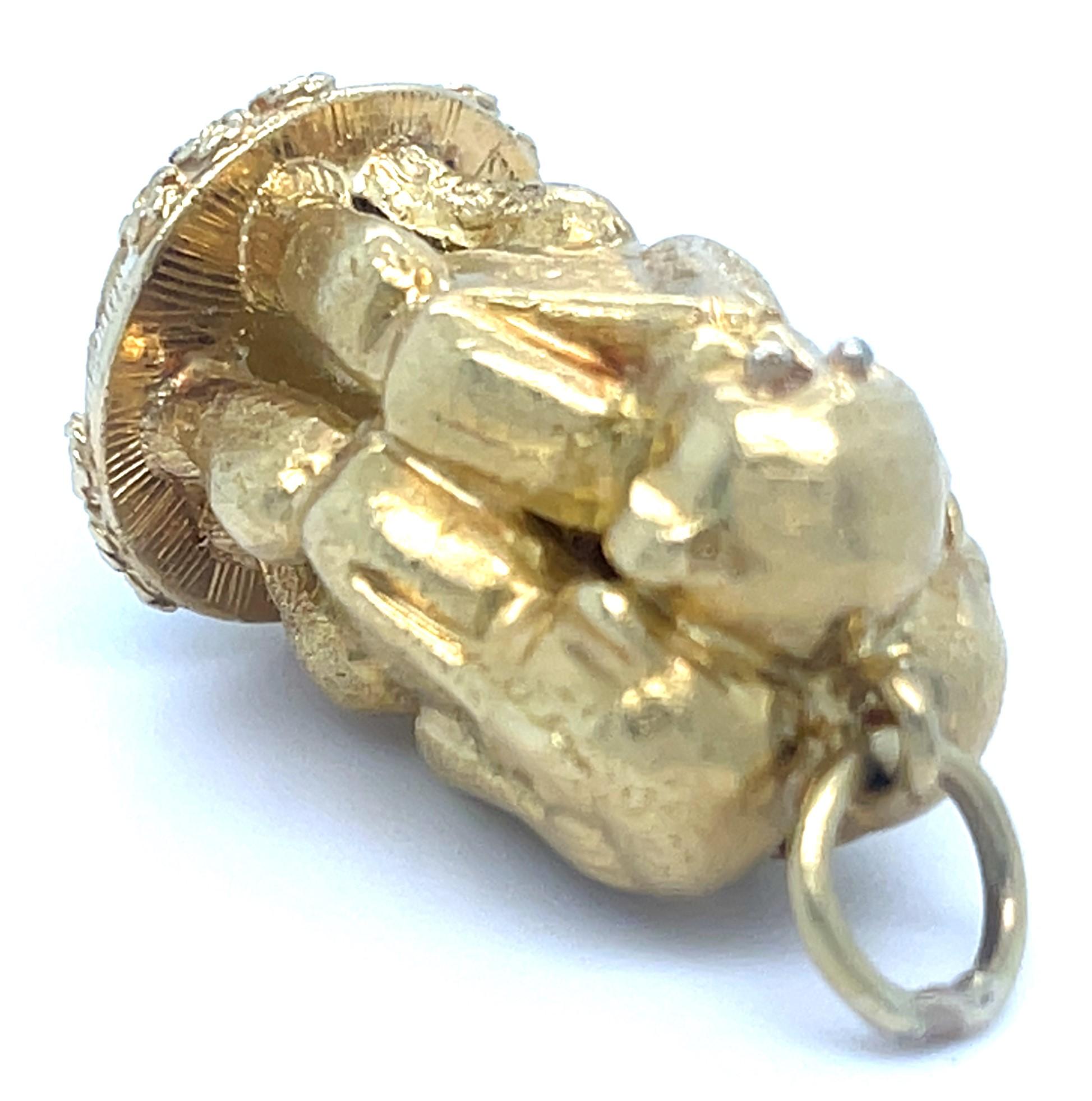 18k Yellow Gold Three Wise Monkeys Charm Pendant with Jade Cabochon Accent In Good Condition For Sale In Sherman Oaks, CA