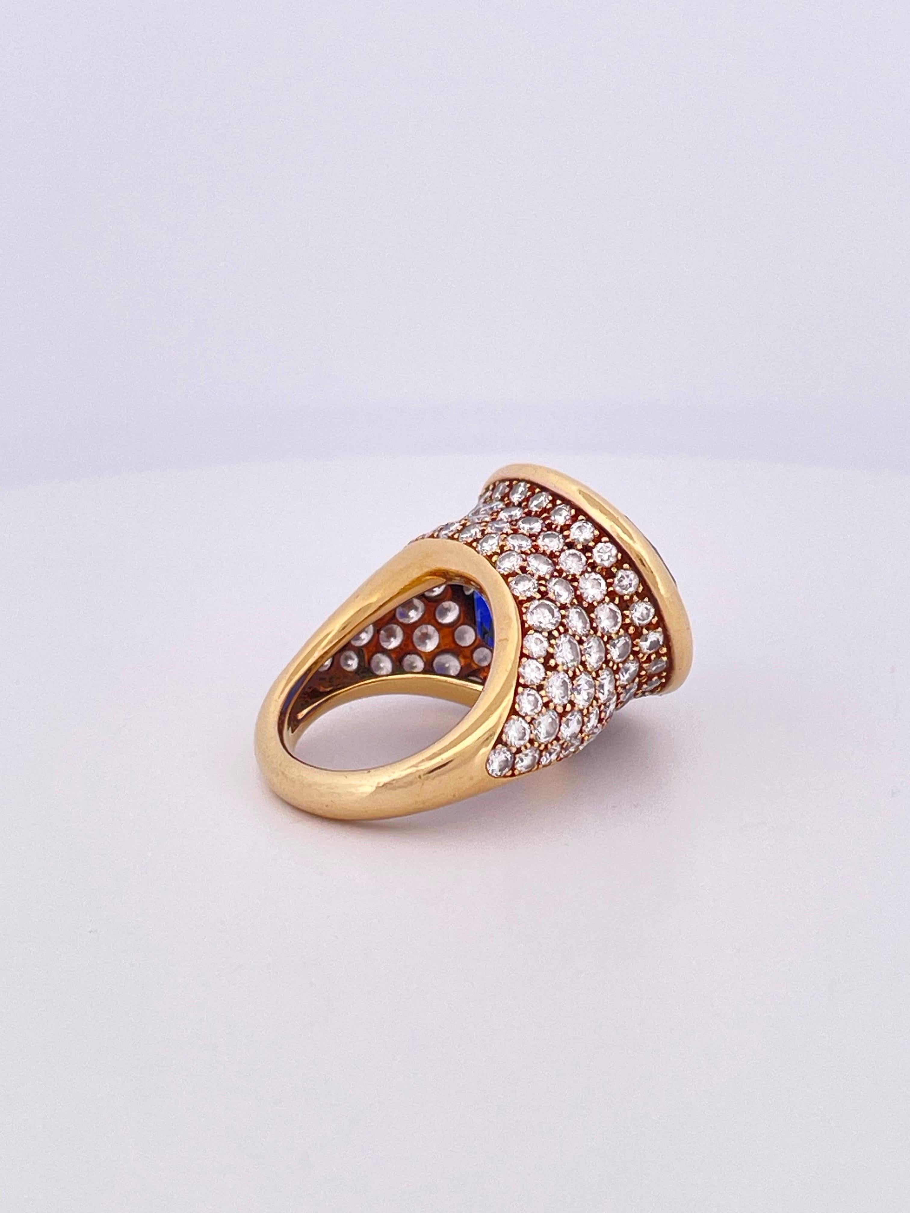 Cette extraordinaire bague de cocktail Tiffany & Co. met en valeur une Tanzanite ovale de 31 carats, prisée pour sa teinte bleu-violet intense et sa clarté exceptionnelle. Sertie dans de l'or jaune 18 carats, la pierre centrale vibrante est sertie