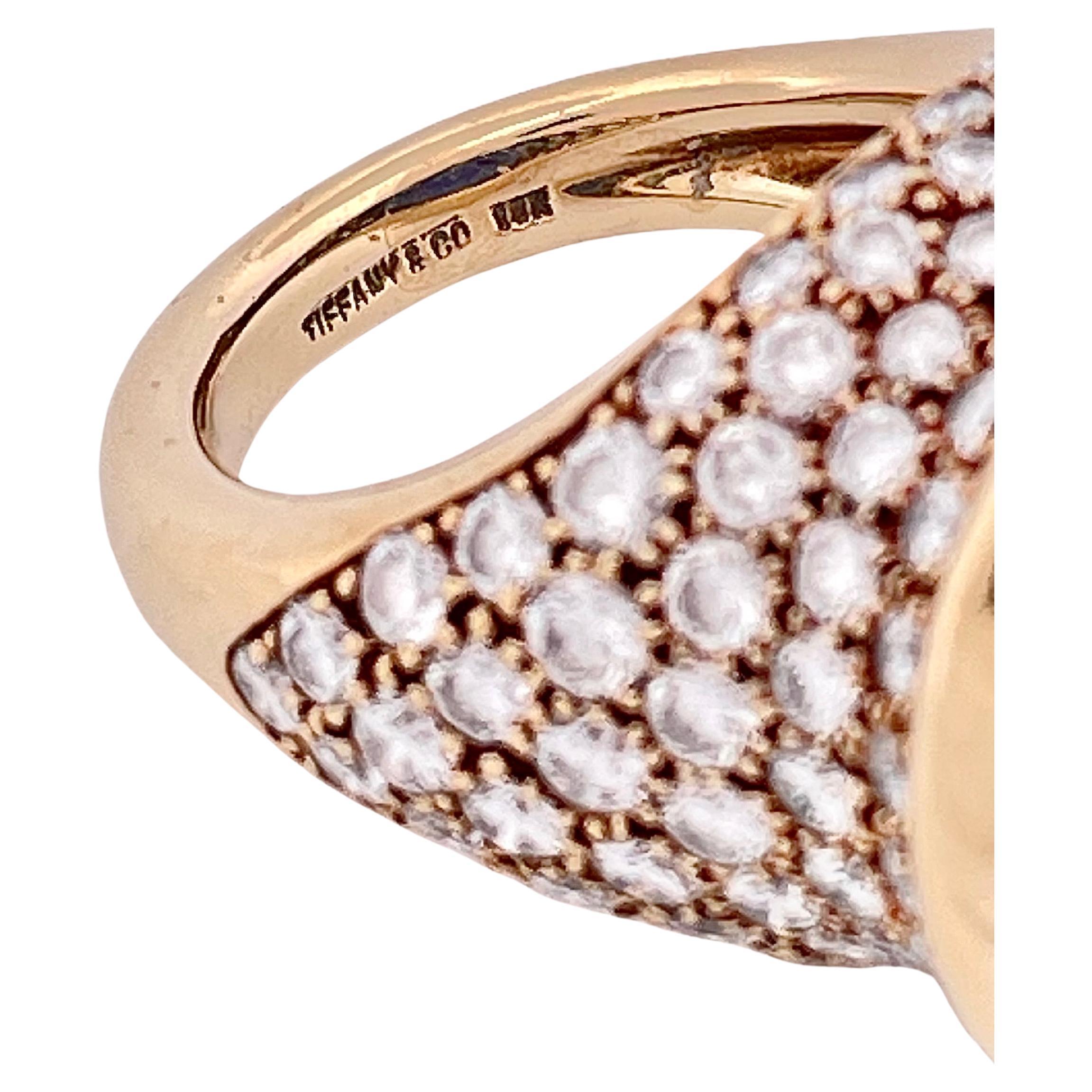 Questo straordinario anello da cocktail di Tiffany & Co. mette in mostra un'affascinante tanzanite dal taglio ovale di 31 carati, apprezzata per la sua vivida tonalità blu-viola e per la sua eccezionale limpidezza. Incastonata in caldo oro giallo 18