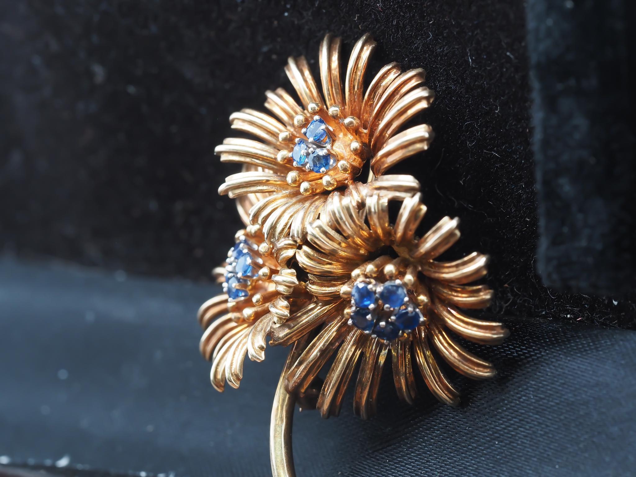 Broche de oro amarillo de 18 quilates Tiffany & Co. 1960 Flor de zafiro Margarita en Bueno estado para la venta en Hicksville, NY