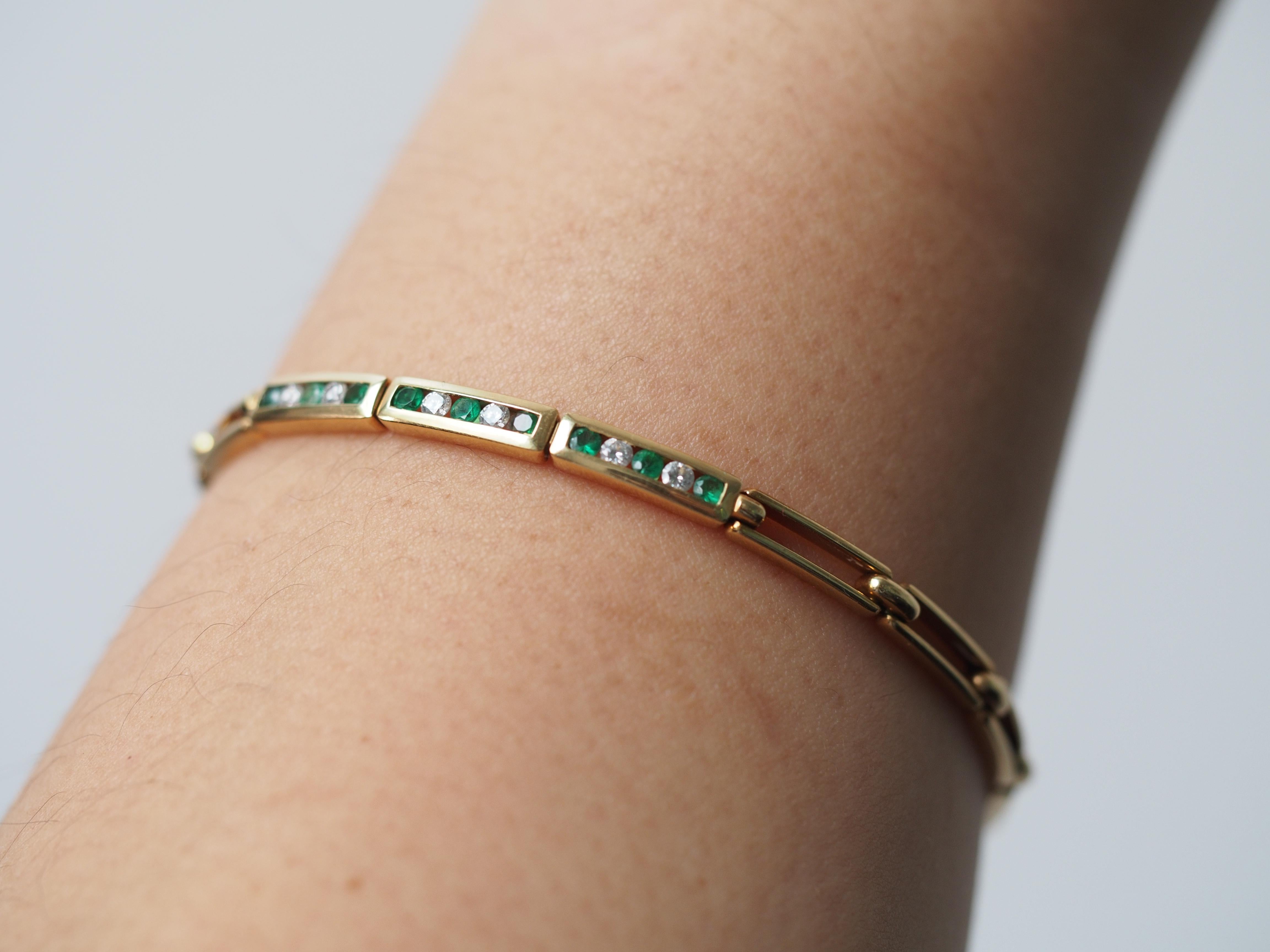 Round Cut 18K Yellow Gold Tiffany & Co Diamond and Emerald Bracelet For Sale