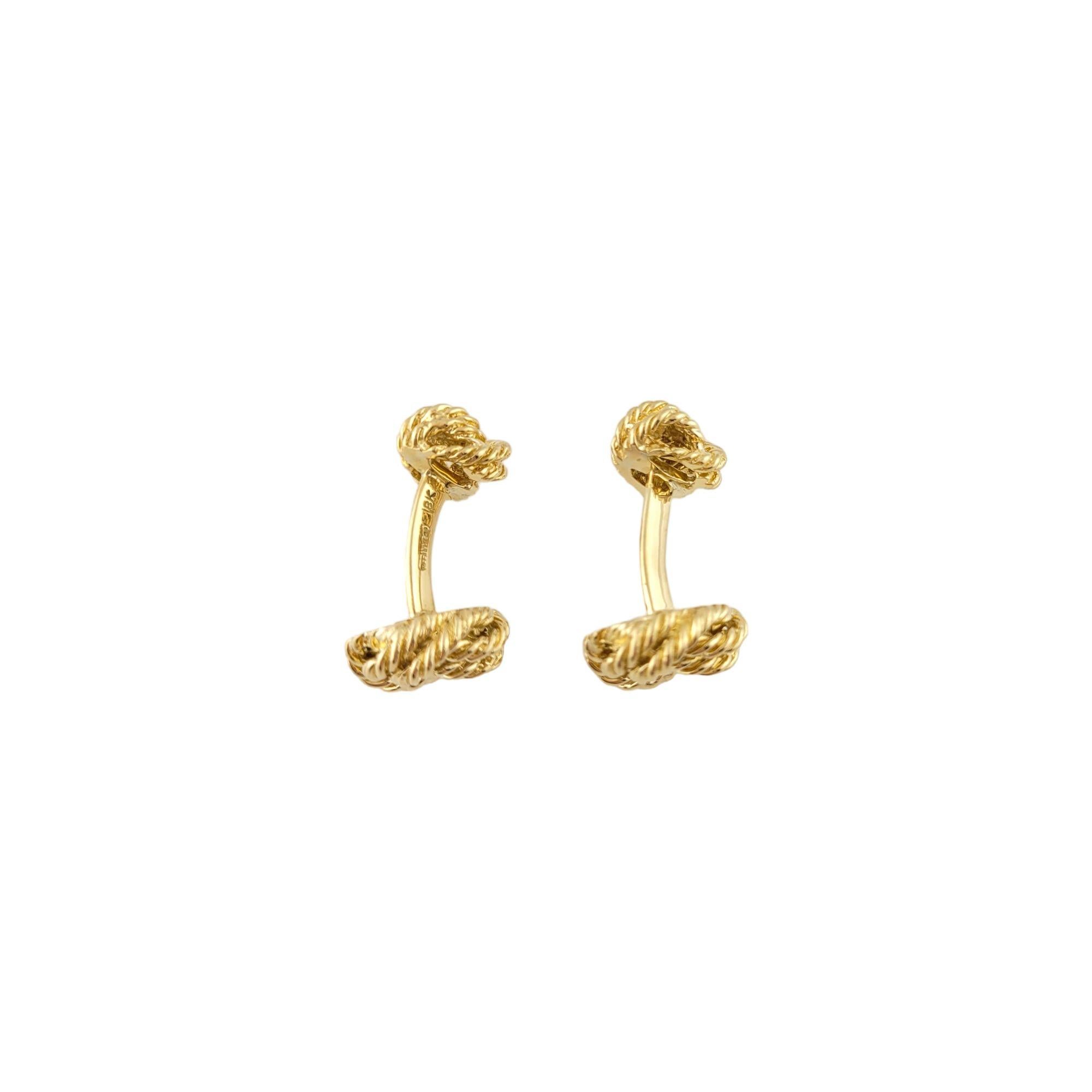 Boutons de manchette vintage en or jaune 18K Tiffany & Co Knot

Magnifiques boutons de manchette en or 18 carats du designer Tiffany & Co

Taille (nœud plus grand) : 14mm X 14mm X 6mm
Taille (petit nœud) : 10mm X 10mm X 6mm

Poids : 13,9 g/ 8,9