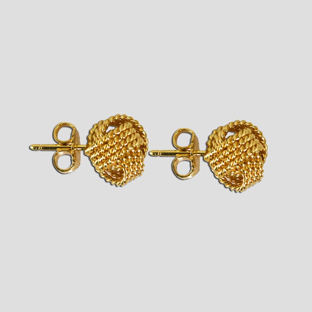 Vintage Tiffany & Co 18k Gelbgold Knoten Ohrringe.
Sie sind auf den Ohrringrückseiten mit T & Co. 750 gestempelt und wiegen 4,2 g.
Die Knoten haben einen Durchmesser von 9,8 mm.
Für gepiercte Ohren gibt es Pfosten mit Friktionsbacken.
Wird mit einer
