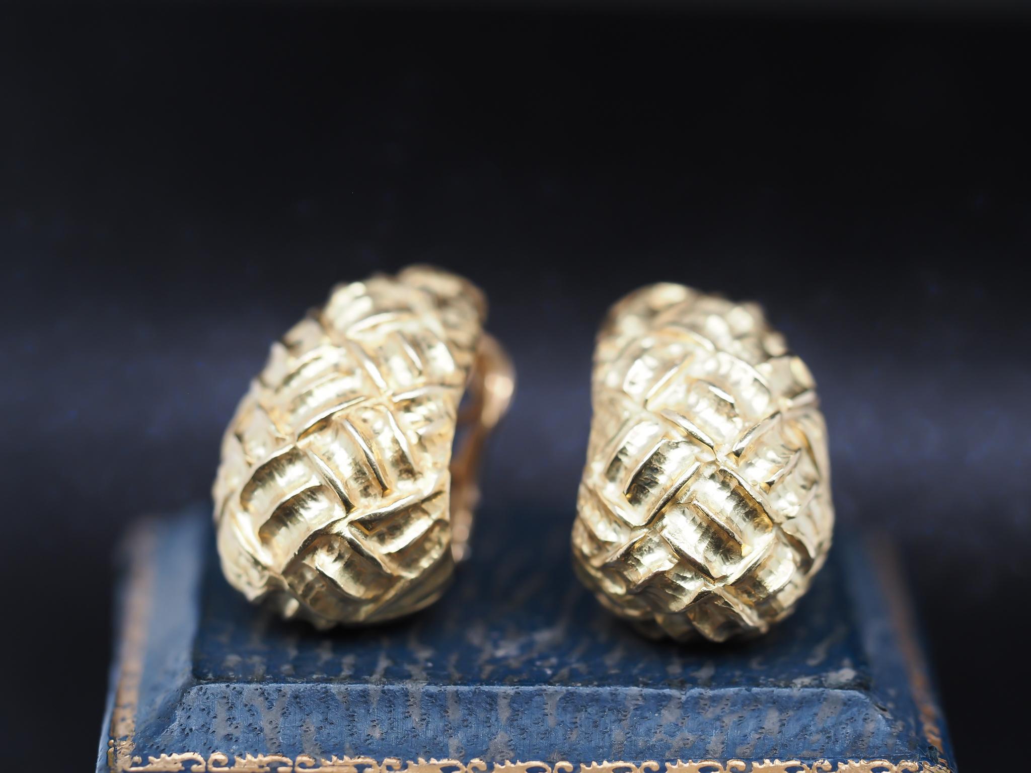 Jahr: 1992
Artikel-Details:
Metall Typ: 18k Gelbgold [Gepunzt und geprüft]
Gewicht: 18.2 Gramm
Schöpfer: Tiffany & Co.
Abmessungen: 1,1 Zoll lang
Zustand: Ausgezeichnet