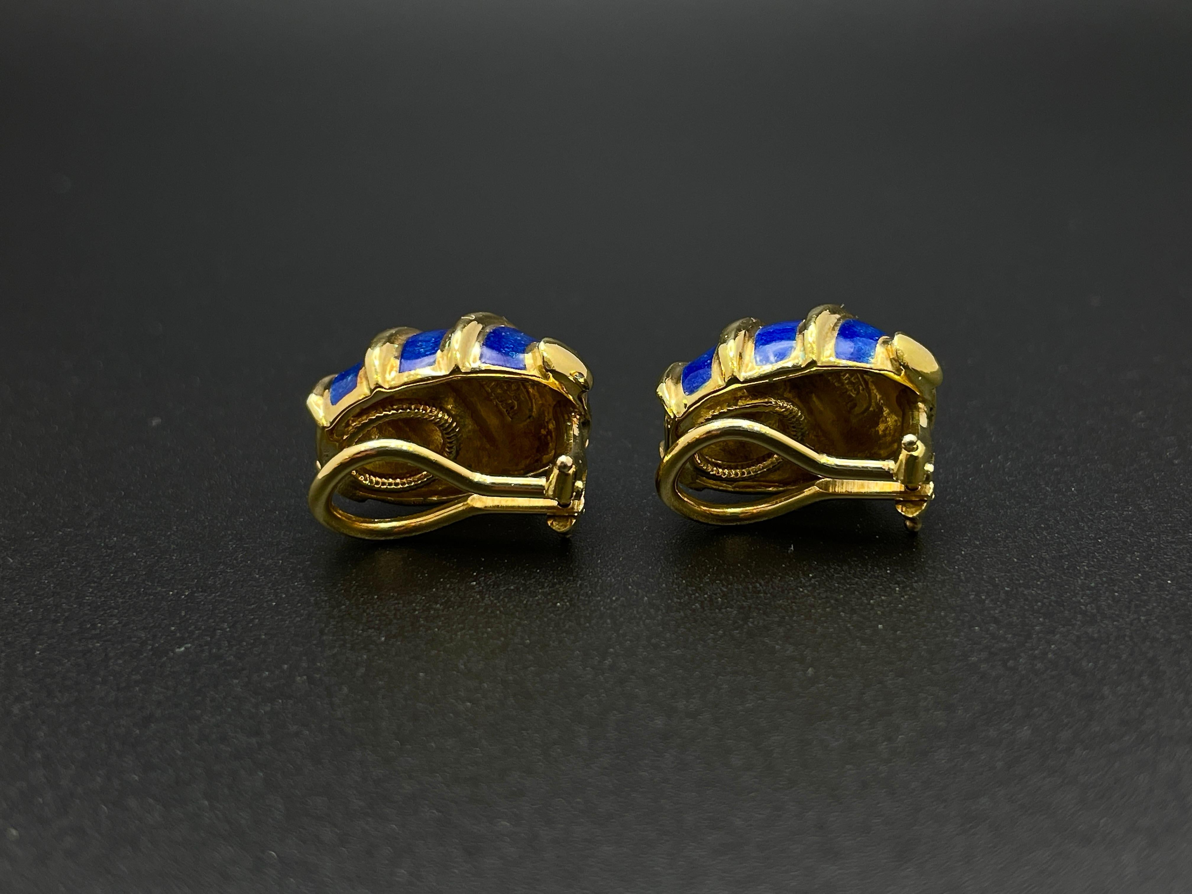 Or jaune 18K Tiffany & Co. Boucles d'oreilles Schlumberger en émail bleu Bon état - En vente à Westport, CT