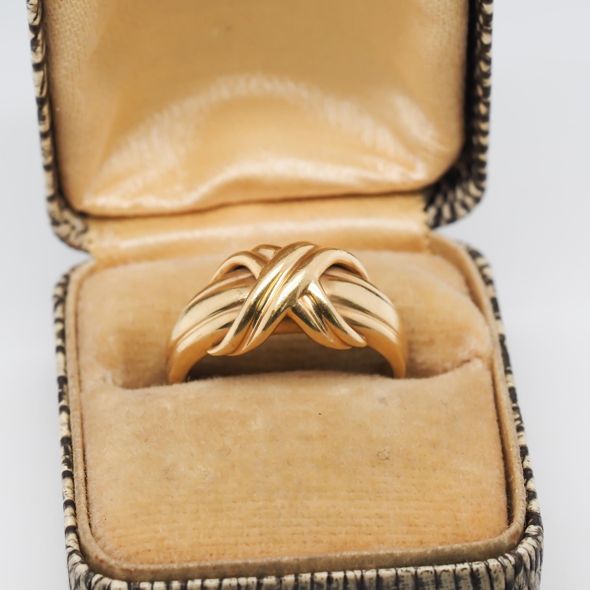 18k Yellow Gold Tiffany & Co Signature x Ring In Good Condition For Sale In Atlanta, GA