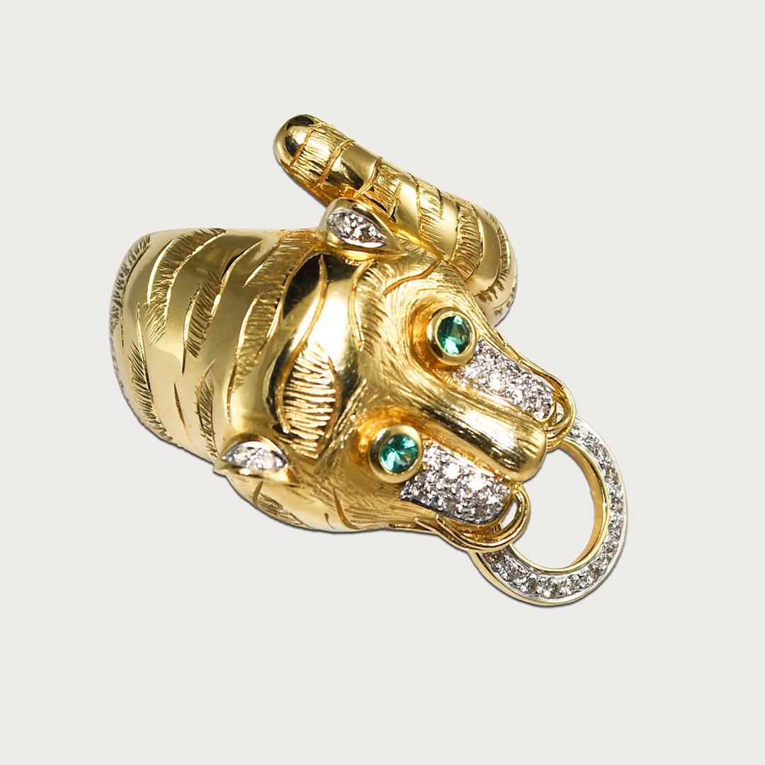 Bague tigre en or jaune 18k et diamants, réalisée sur mesure.
Estampillé 750 et pèse 16,9 grammes.
Il y a de petits diamants ronds de taille brillant, .10 carats au total, de bonne qualité. 
Les yeux en pierre verte peuvent être en verre ou en