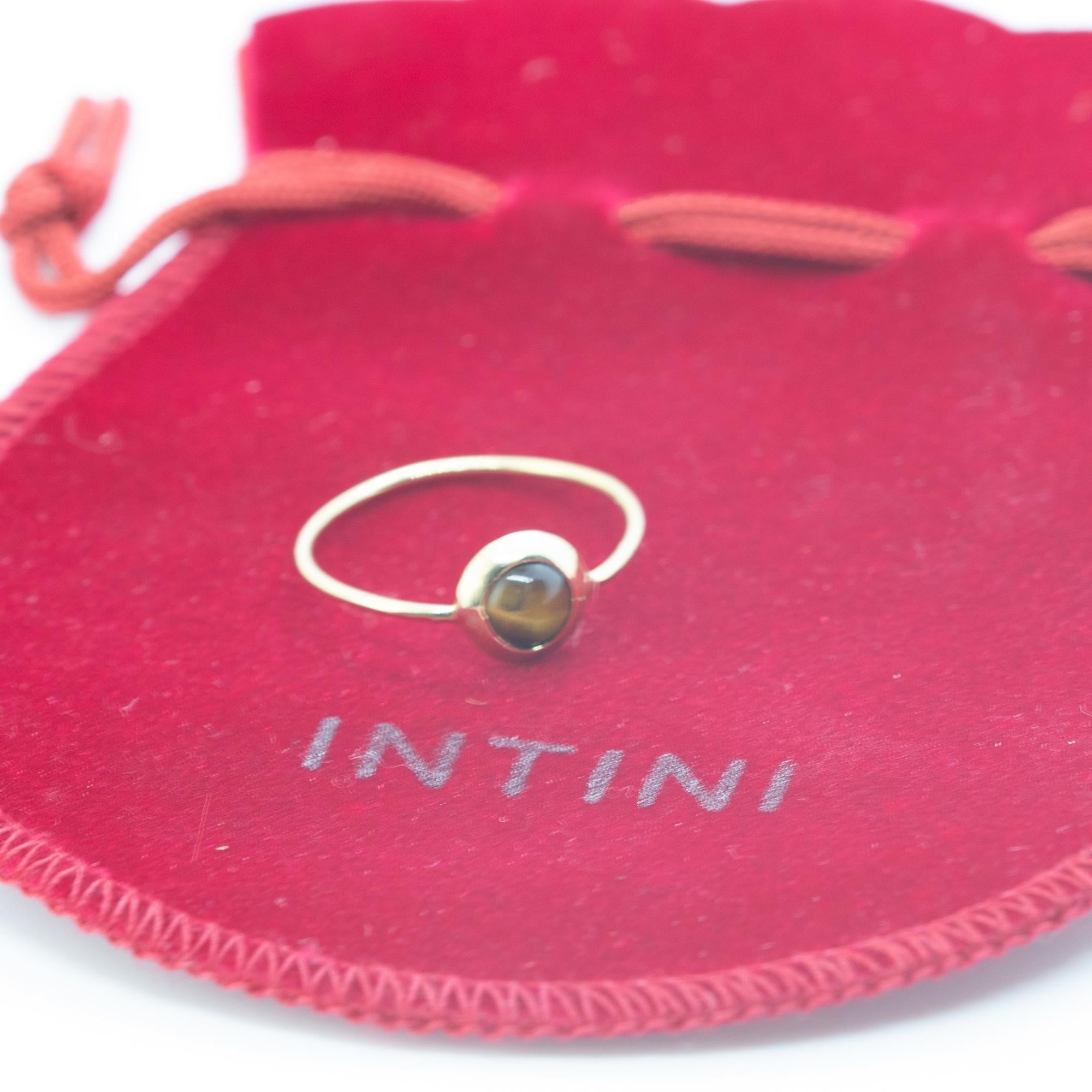 Nos pierres précieuses naturelles résonnent profondément avec l'âme de celui qui les porte.
Cette collection de délicates bagues empilables ne fait pas exception à la règle, car son charme gracieux et sa couleur bleu profond vous rempliront de