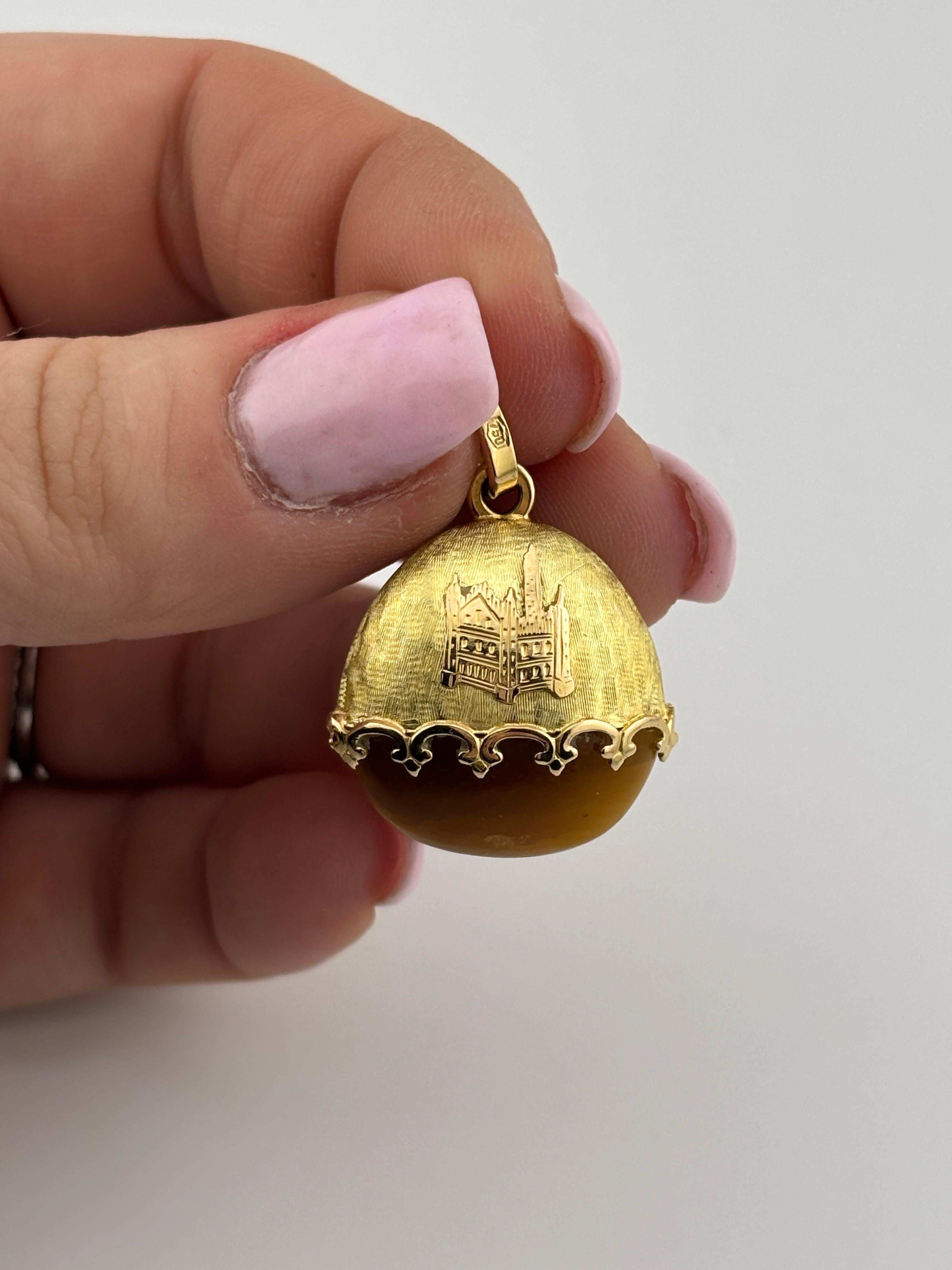 Pendentif en or jaune 18k et oeil de tigre avec design de château gravé en vente 5