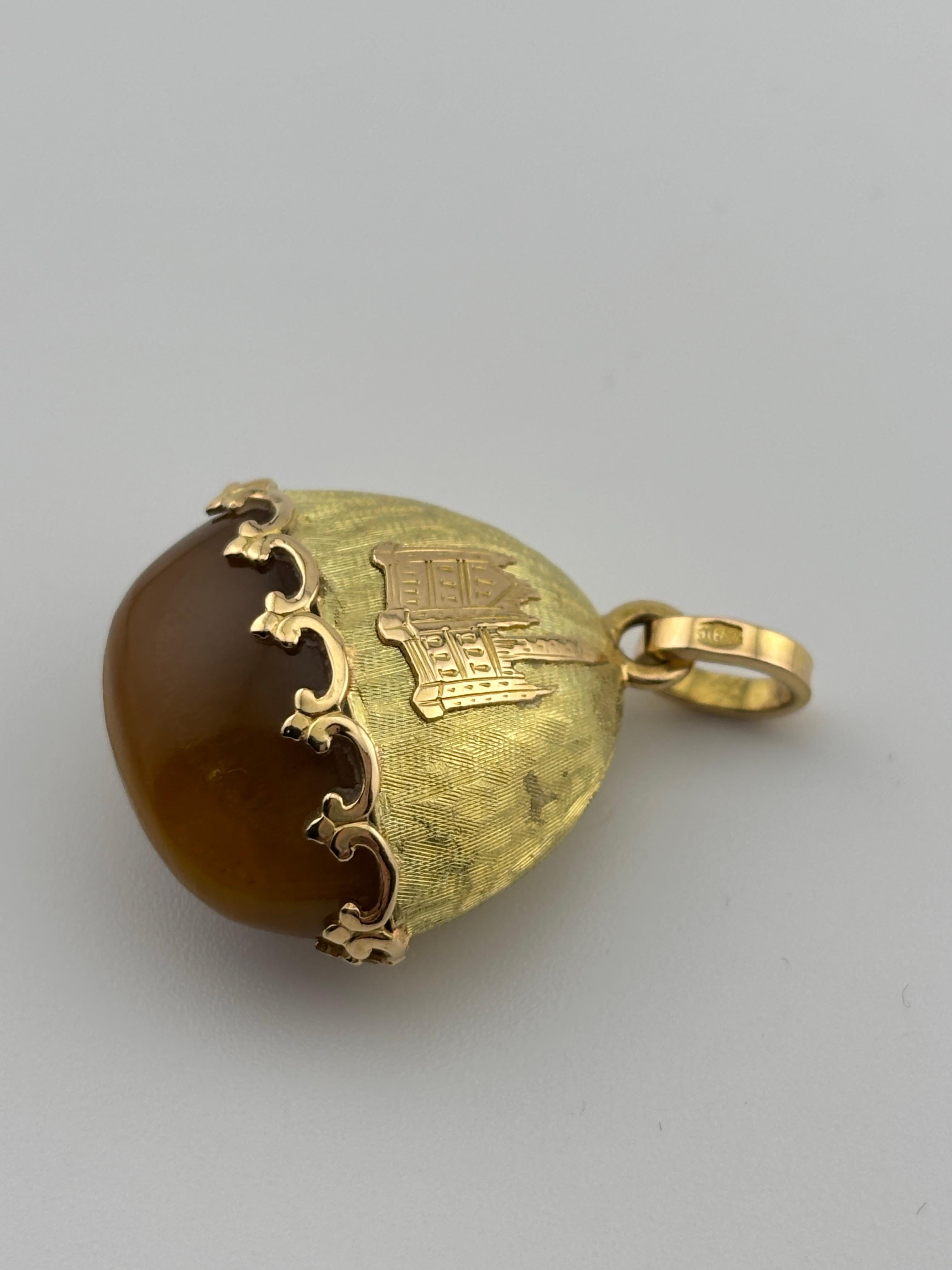 Pendentif en or jaune 18k et oeil de tigre avec design de château gravé en vente 6