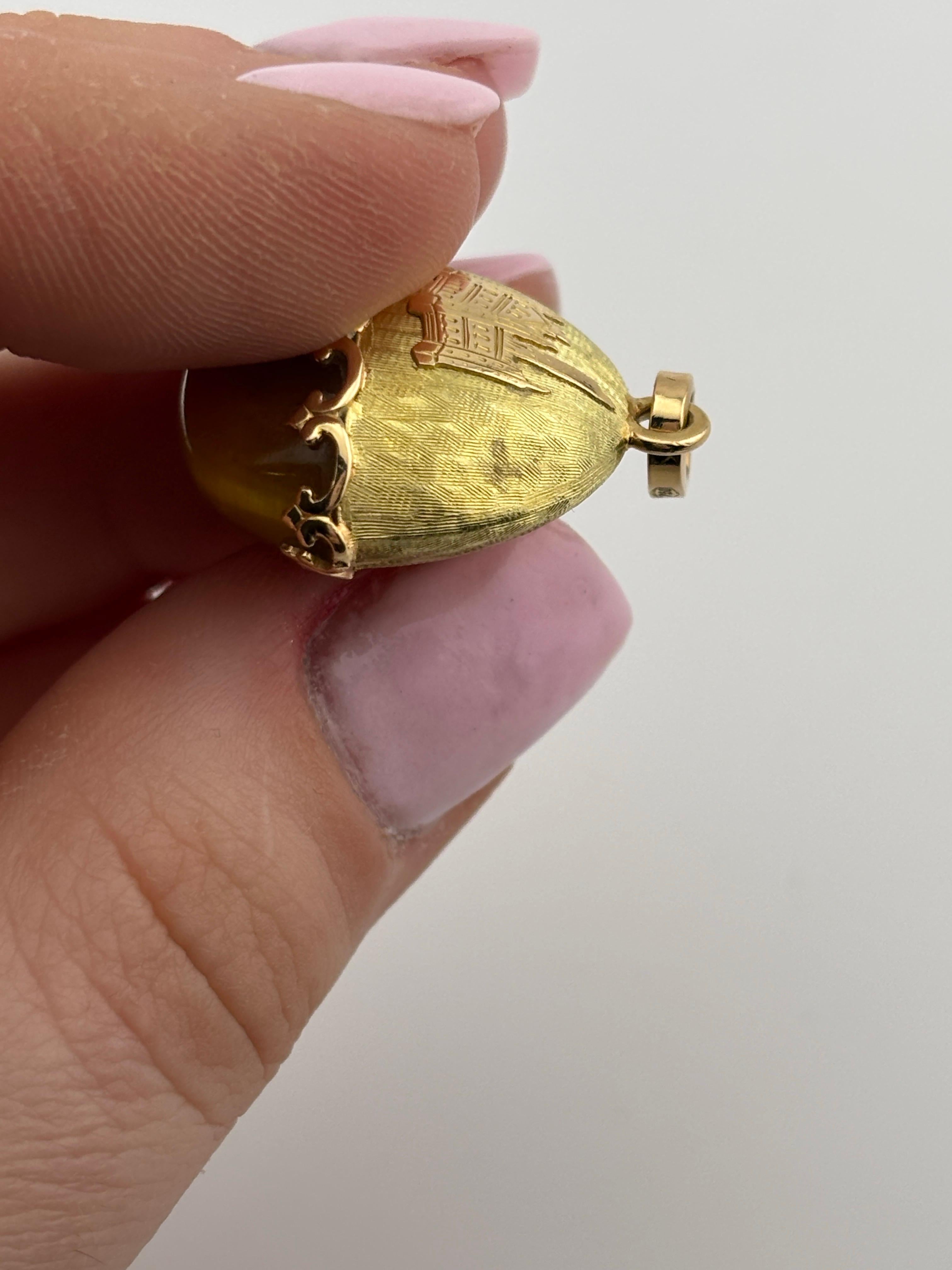 Pendentif en or jaune 18k et oeil de tigre avec design de château gravé en vente 7