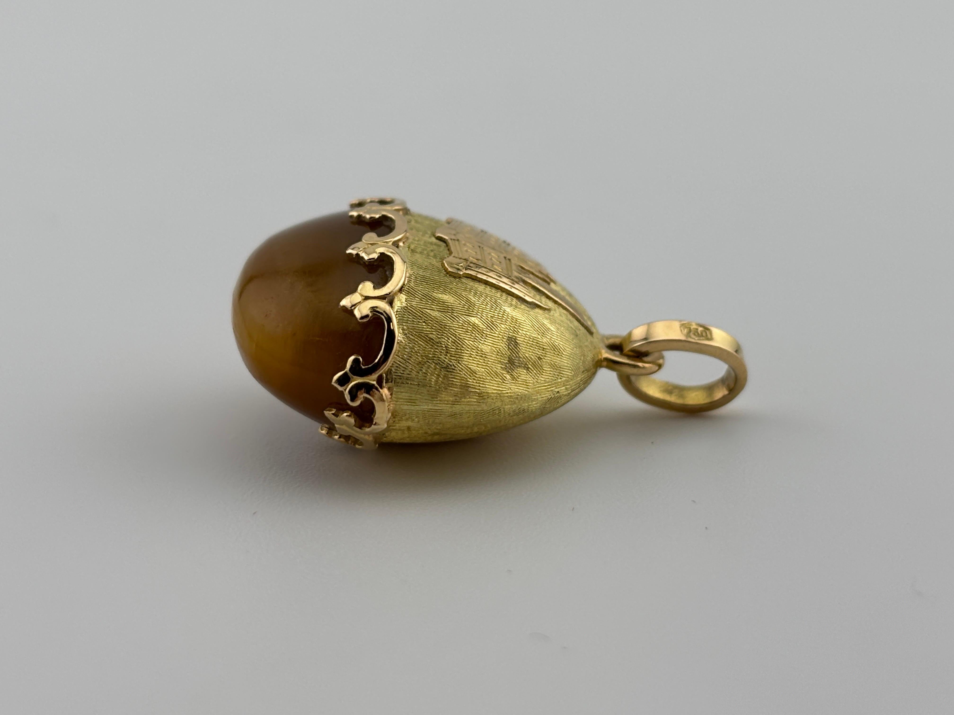 Taille cabochon Pendentif en or jaune 18k et oeil de tigre avec design de château gravé en vente
