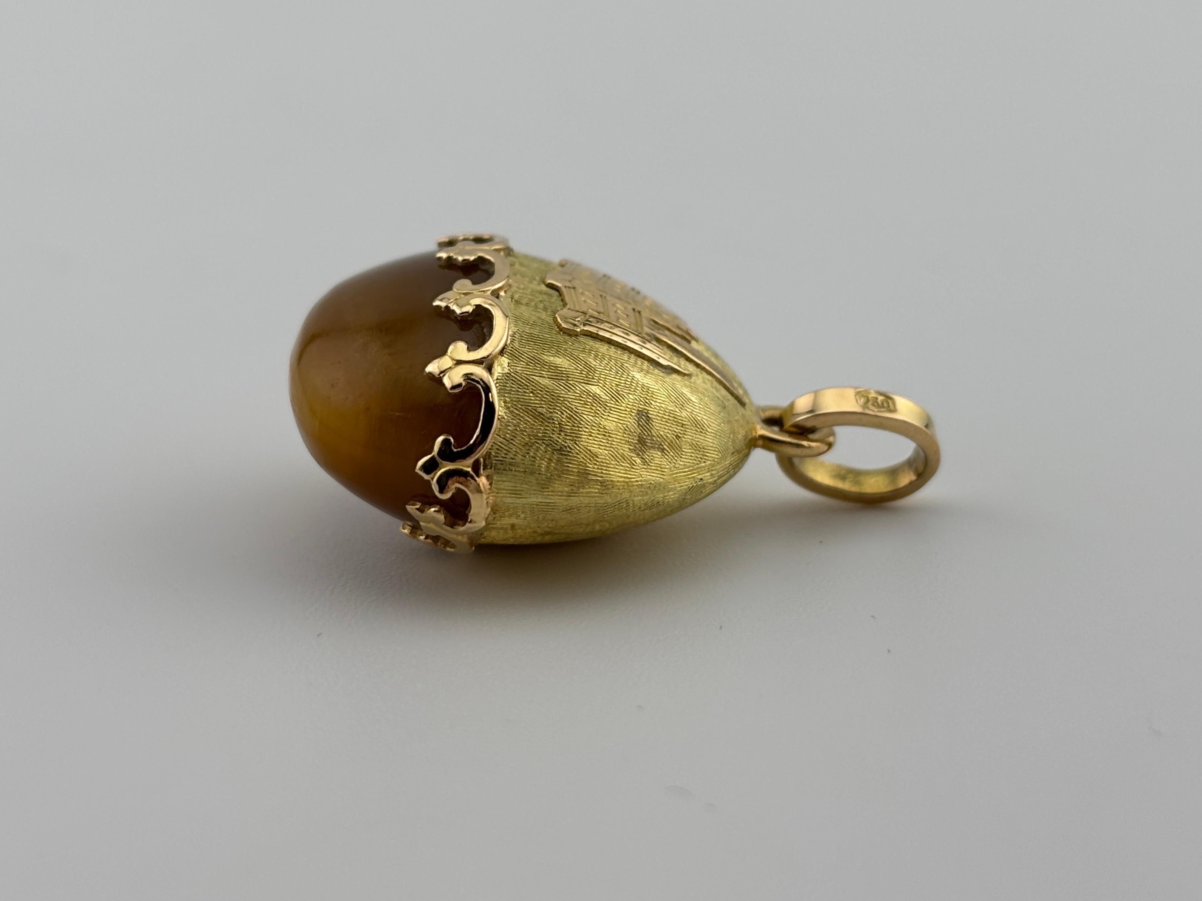 Pendentif en or jaune 18k et oeil de tigre avec design de château gravé Bon état - En vente à Bernardsville, NJ