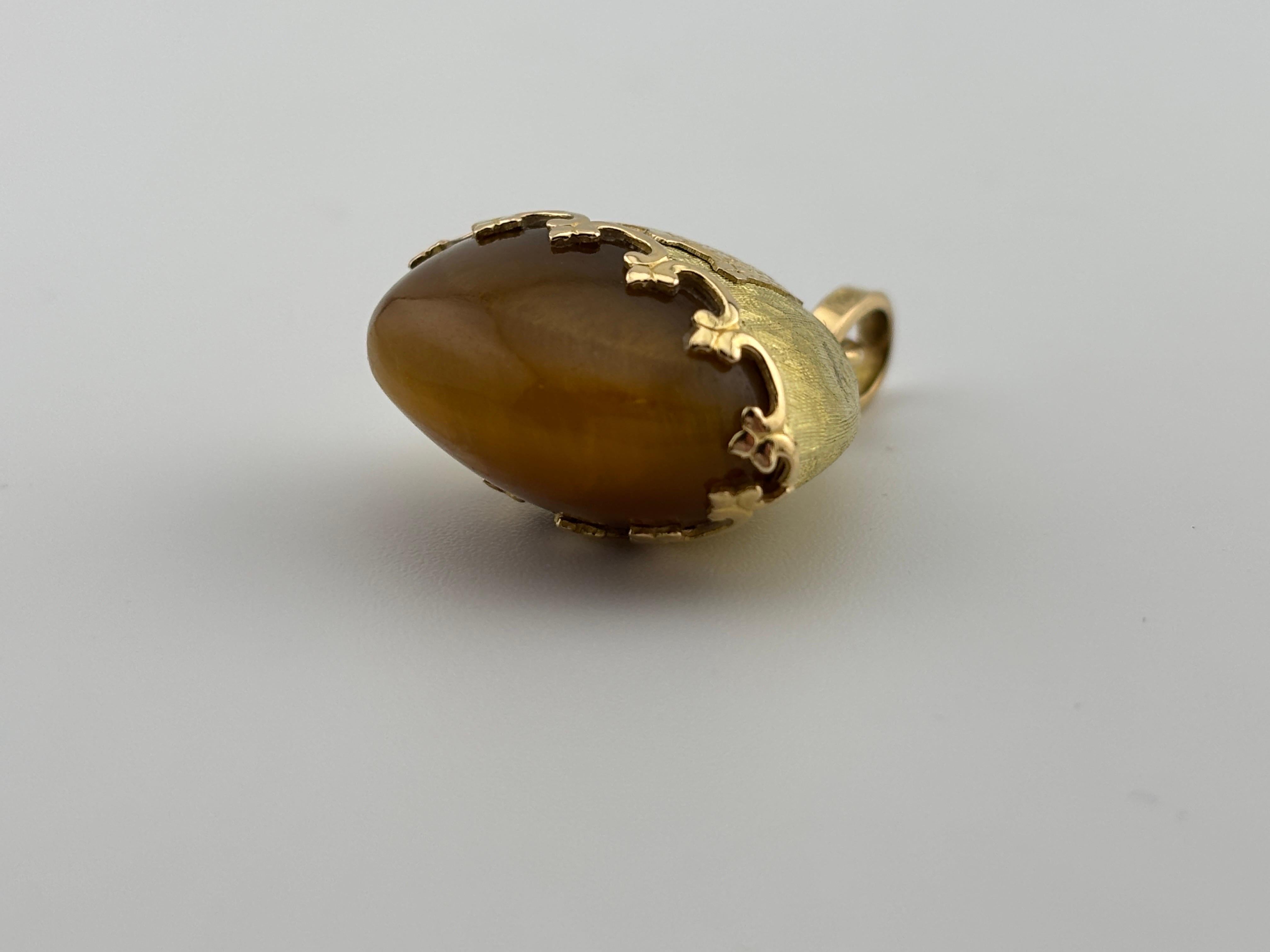 Pendentif en or jaune 18k et oeil de tigre avec design de château gravé Unisexe en vente