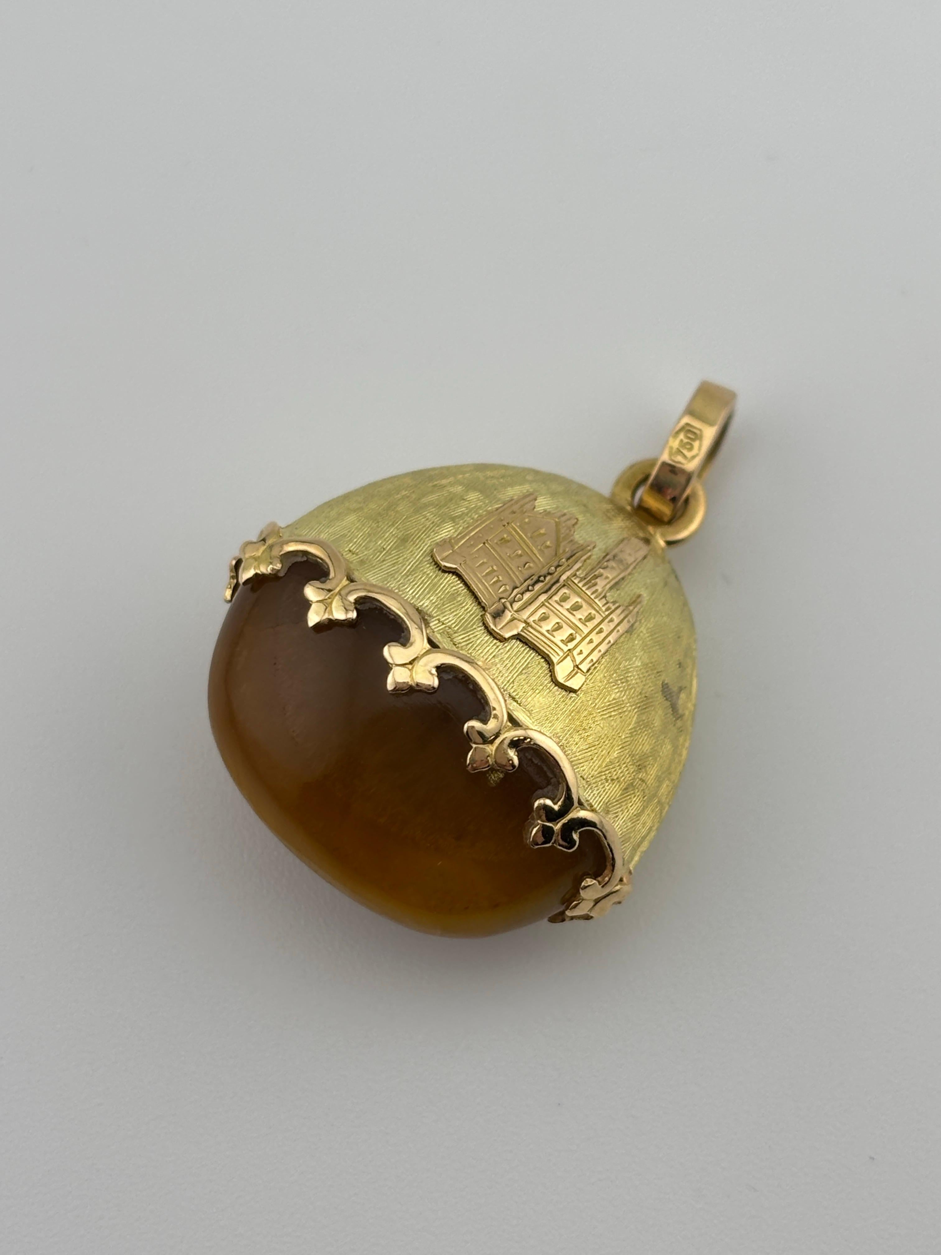 Pendentif en or jaune 18k et oeil de tigre avec design de château gravé en vente 1
