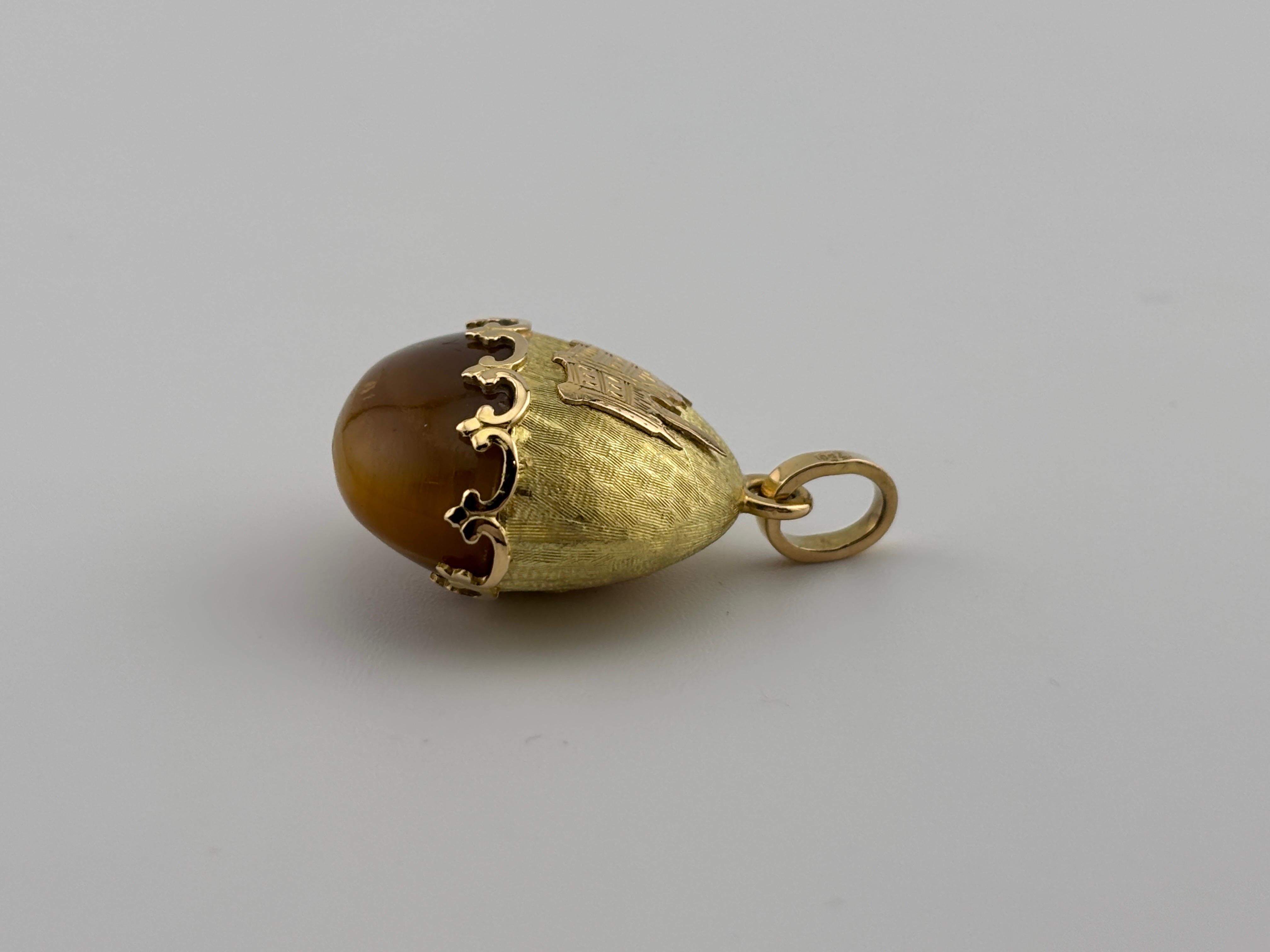 Pendentif en or jaune 18k et oeil de tigre avec design de château gravé en vente 2