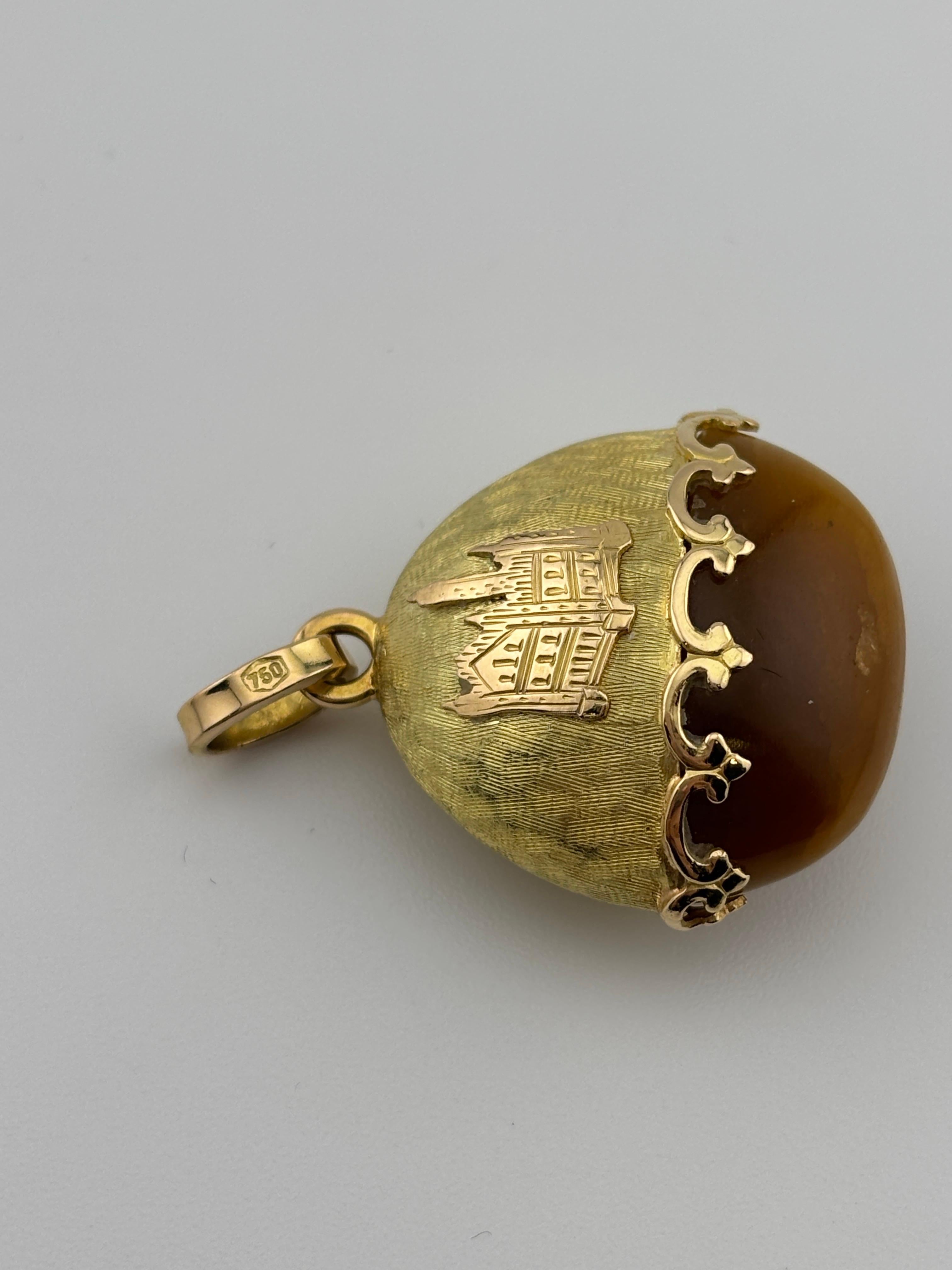 Pendentif en or jaune 18k et oeil de tigre avec design de château gravé en vente 3