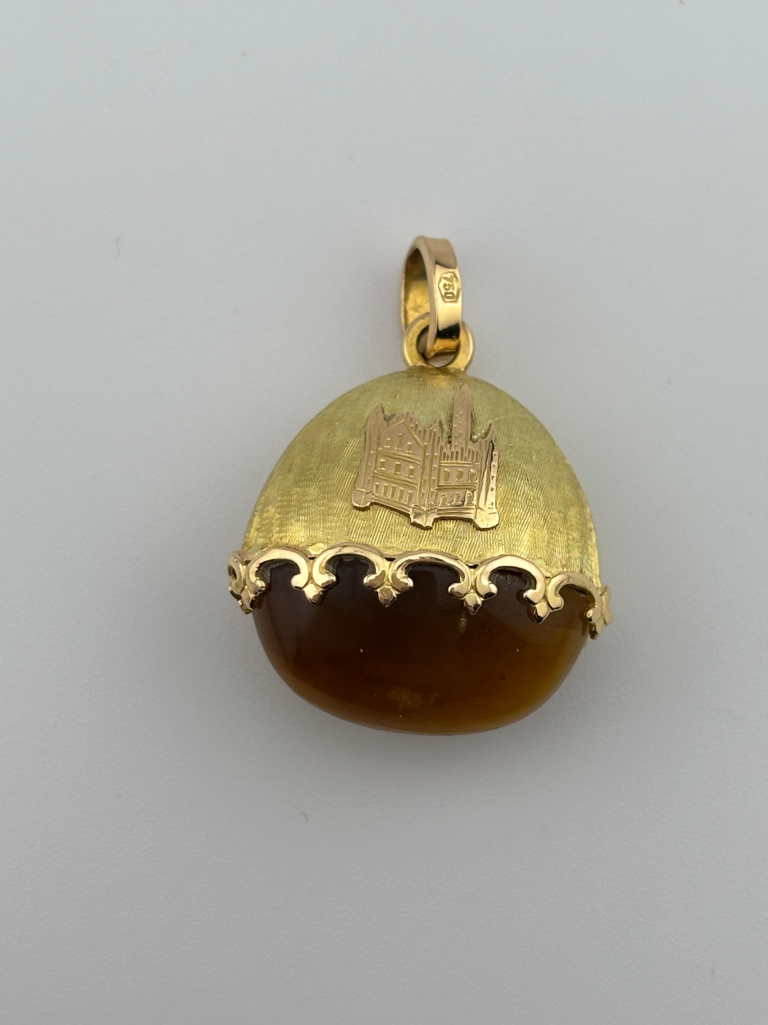 Pendentif en or jaune 18k et oeil de tigre avec design de château gravé en vente 4