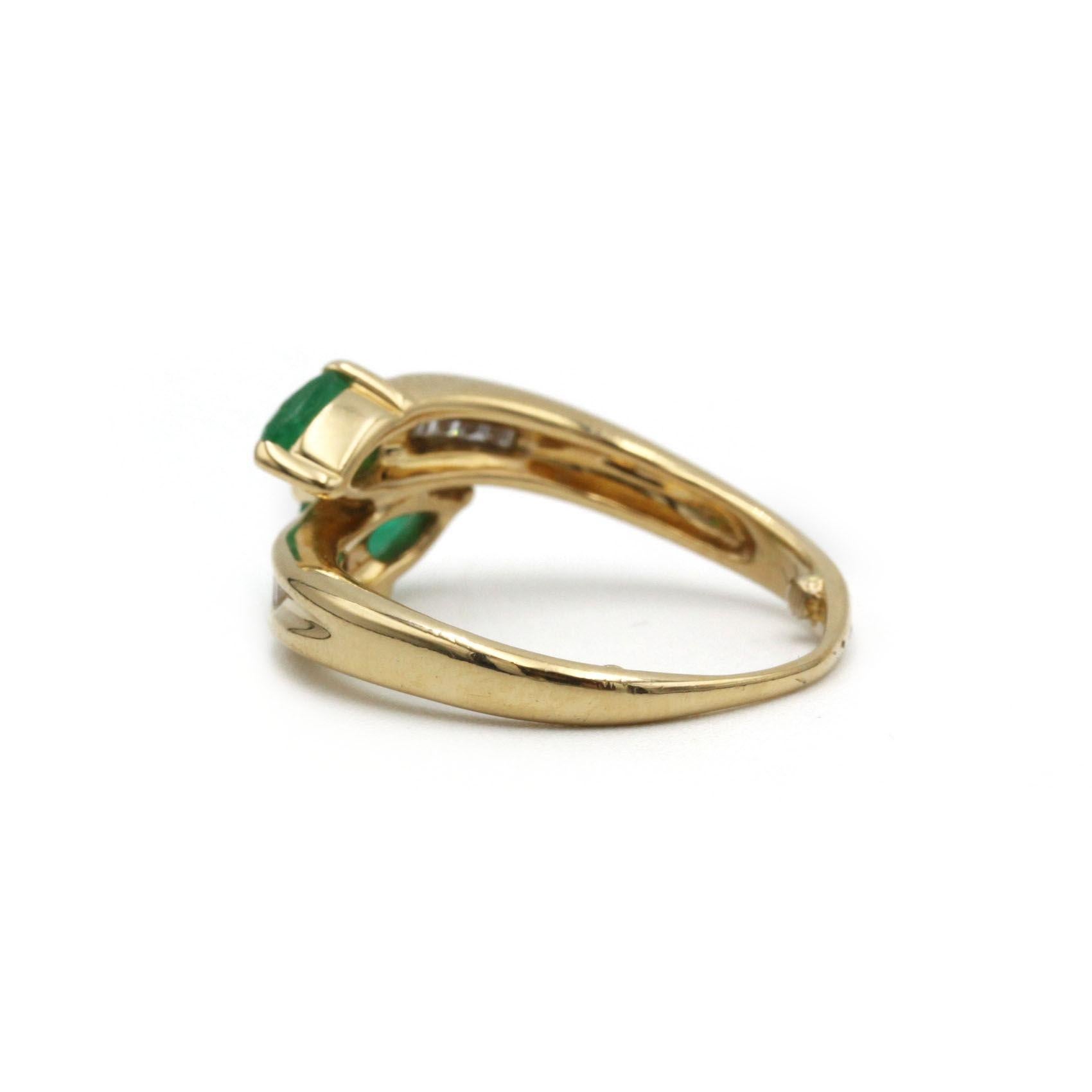 Taille poire Bague Toi et Moi en or jaune 18 carats, émeraude en forme de poire et diamant baguette en vente