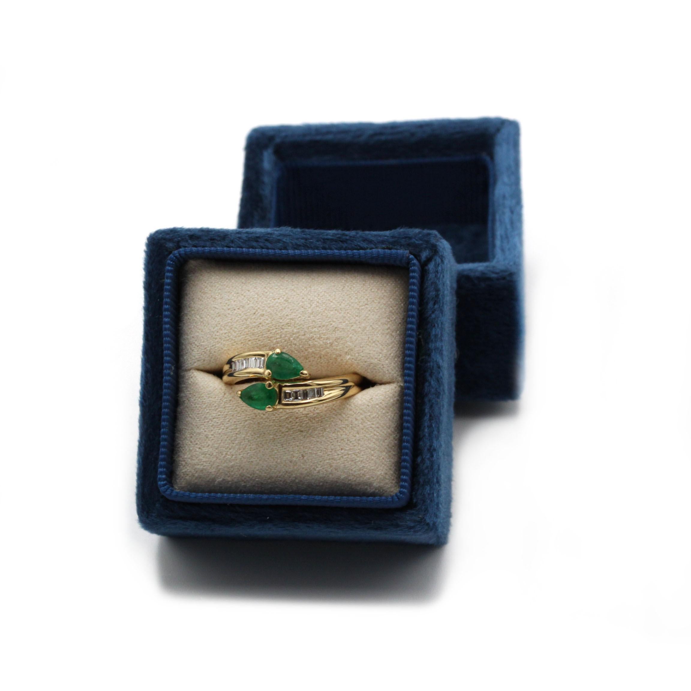 Bague Toi et Moi en or jaune 18 carats, émeraude en forme de poire et diamant baguette Pour femmes en vente