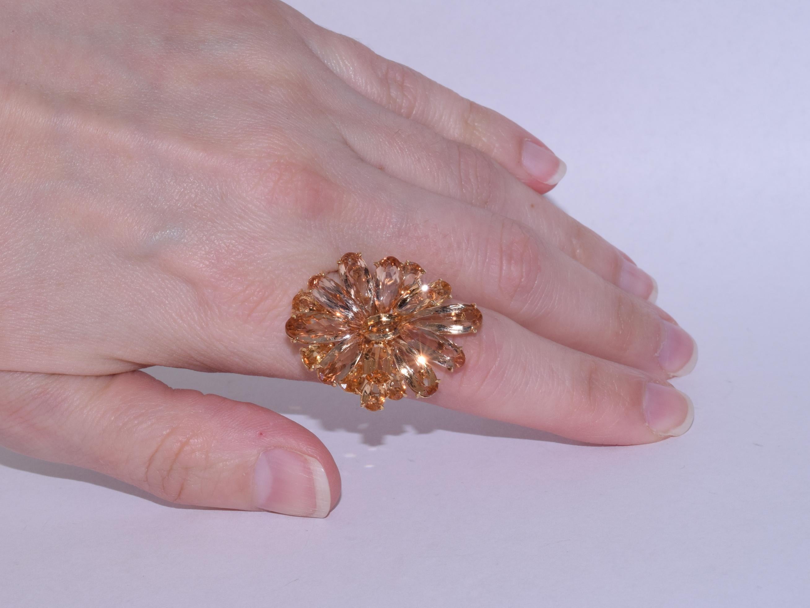 18K Yellow Gold Topaz Flower Cocktail Ring In Good Condition For Sale In New York, NY
