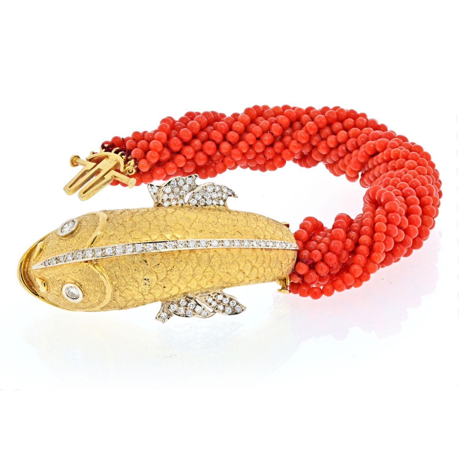 18K Yellow Gold Torsade Coral Strand Fish Bracelet In Excellent Condition In New York, NY