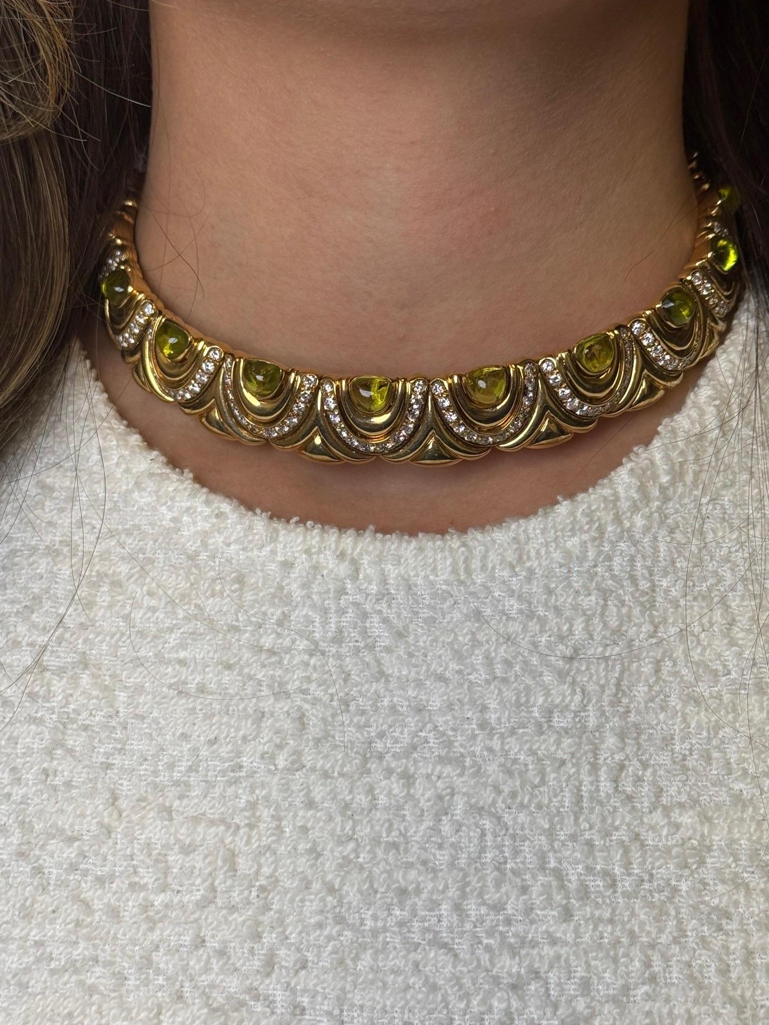 Un girocollo mozzafiato realizzato in lussuoso oro giallo 18 carati, con circa 20 carati di tormaline verdi tagliate a cabochon. Ogni gemma è elegantemente incorniciata in oro smerlato con accenti di diamanti a taglio brillante per un totale di