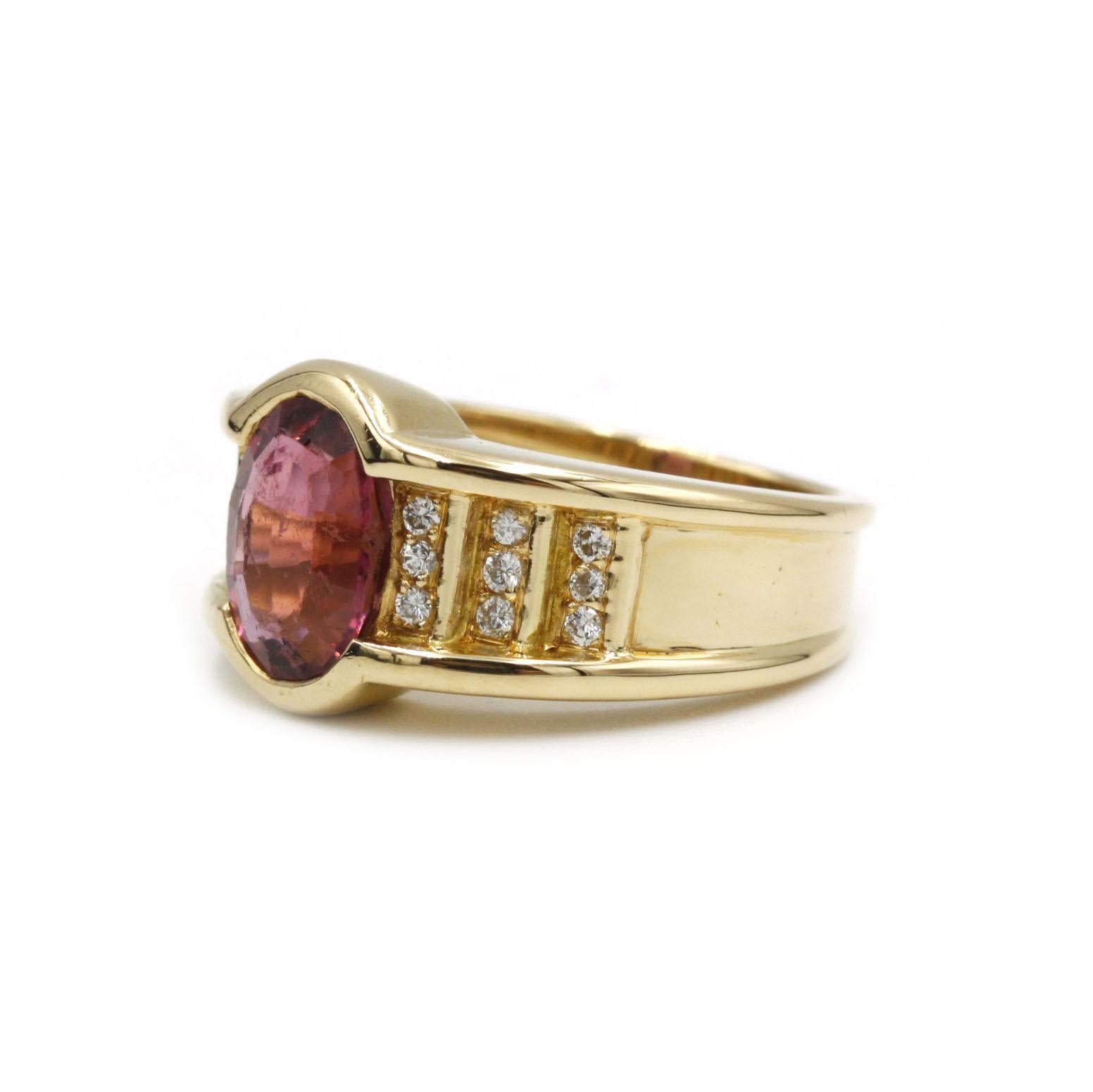 Este llamativo anillo de cóctel para mujer está elaborado en cálido oro amarillo de 18 quilates (750‰) y coronado con una vibrante turmalina rosa de talla ovalada de aproximadamente 3,00 quilates. La gema está elegantemente engastada en bisel en una