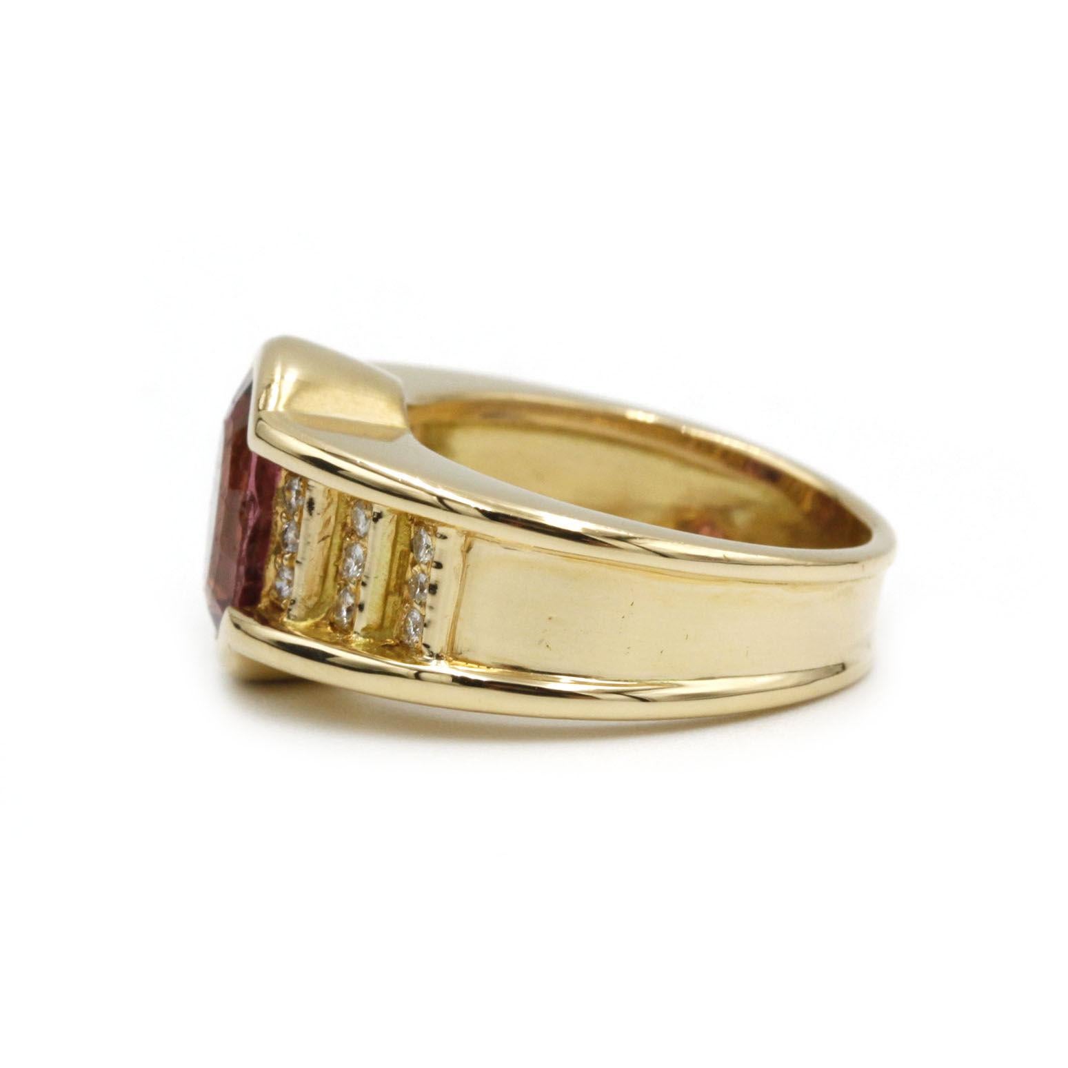 Anillo cóctel de oro amarillo de 18 quilates con turmalina y diamantes Contemporáneo en venta