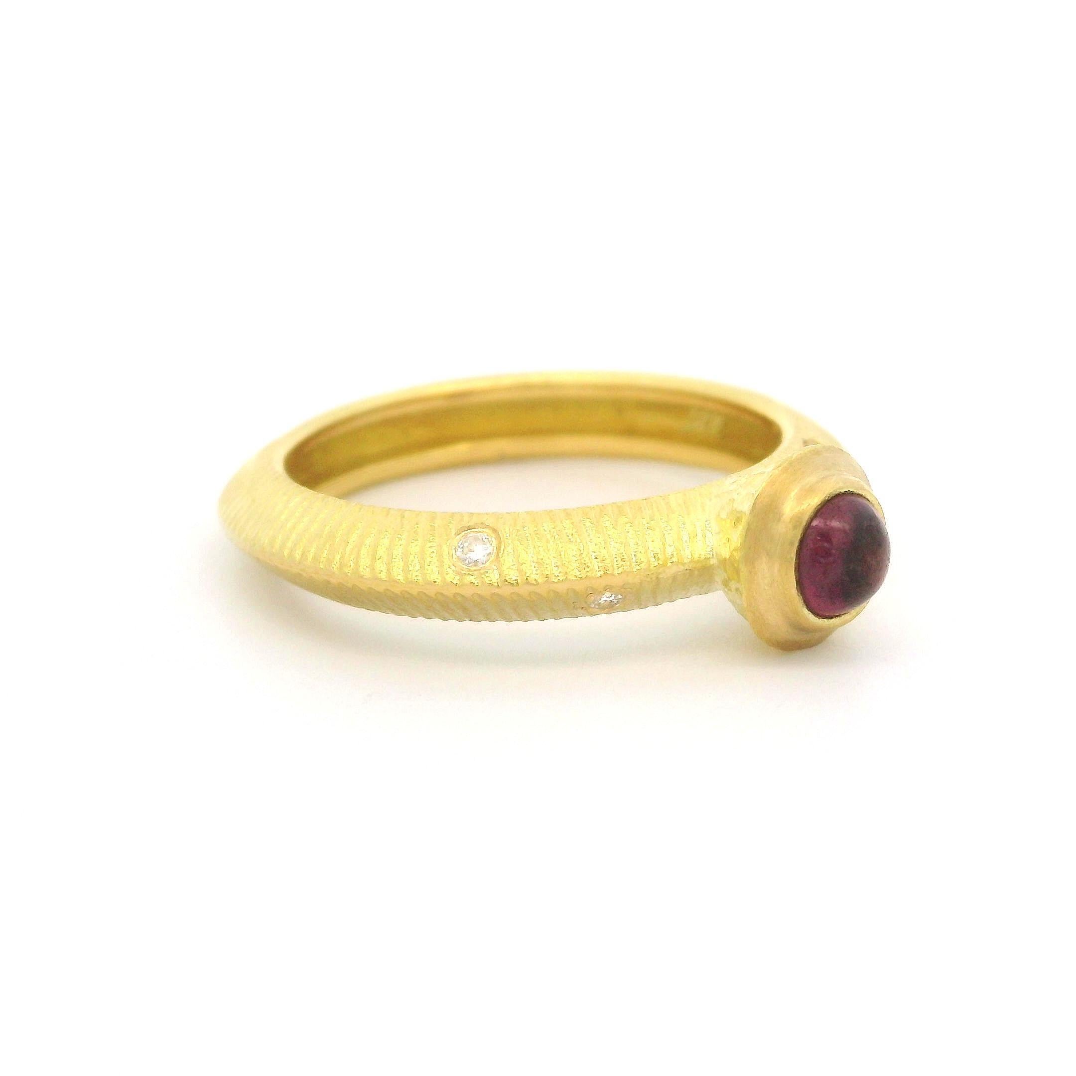 18k Yellow Gold Tourmaline & Diamond Accent Knife Edge Band Ring Size 6.5 In Excellent Condition In Montclair, NJ