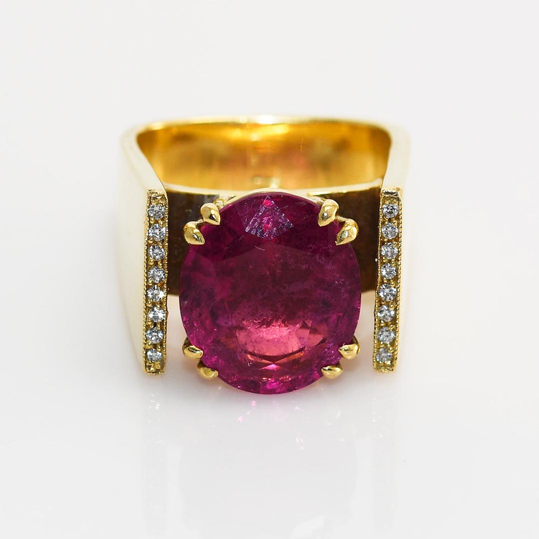 Bague de dame en or jaune 18 carats avec tourmaline rouge et diamant.
Il contient 74,5 % d'or selon un analyseur de métaux XRF et pèse 16,7 grammes en poids brut.
La tourmaline est de forme ovale, de couleur rose-rouge, de 5,00 carats.
La Nature