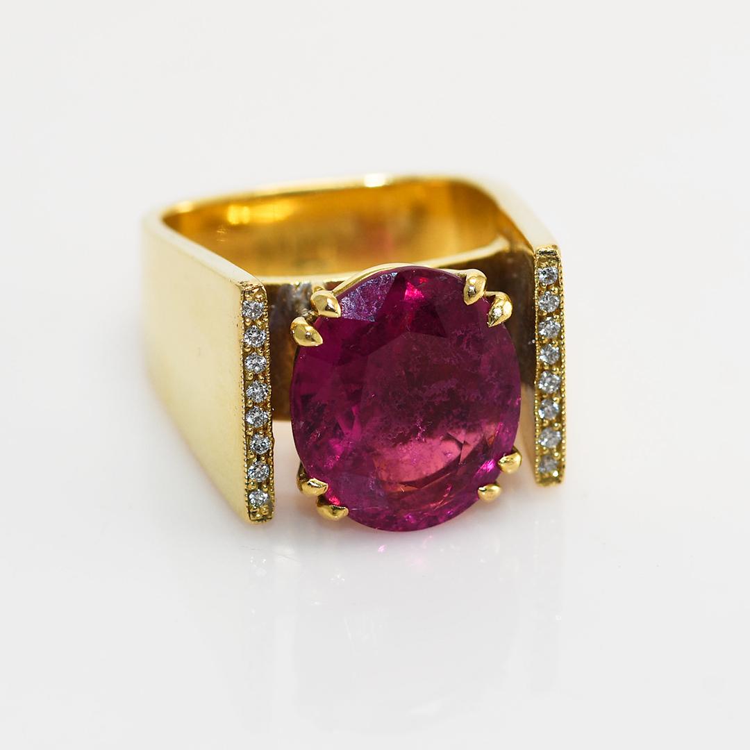 Taille ovale Bague en or jaune 18 carats avec tourmaline et diamants 16,7 g en vente