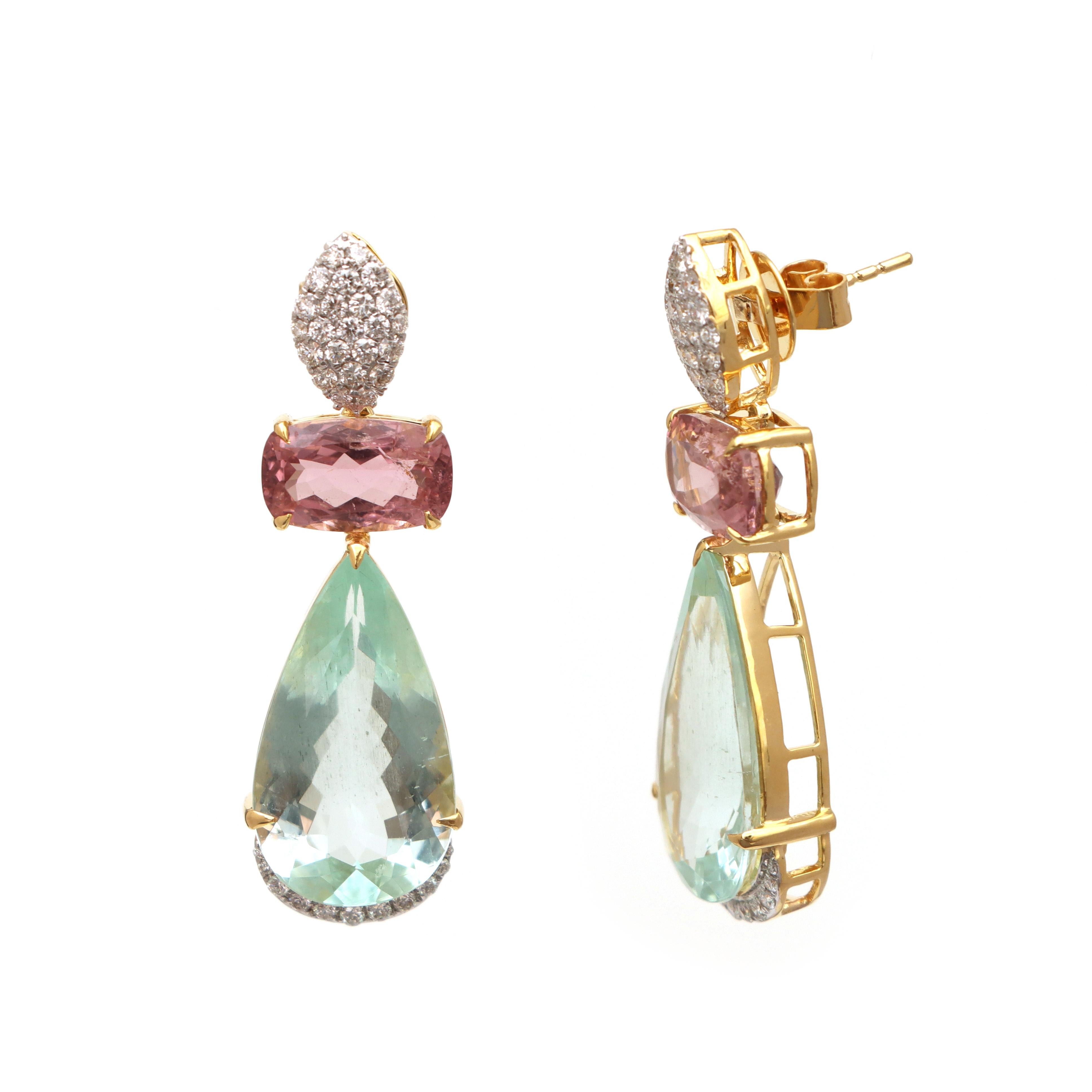 Ein sehr hübsches Paar Ohrringe aus Aquamarin, rosa Turmalin und Diamanten in 18K Gelbgold. 

Artikel-Code - NFJSD-1534

Edelstein - Aquamarin und Turmalin

Metallreinheit - 18k

Gesamtgewicht der Edelsteine - 27.00 cts

Gesamtgewicht der Diamanten