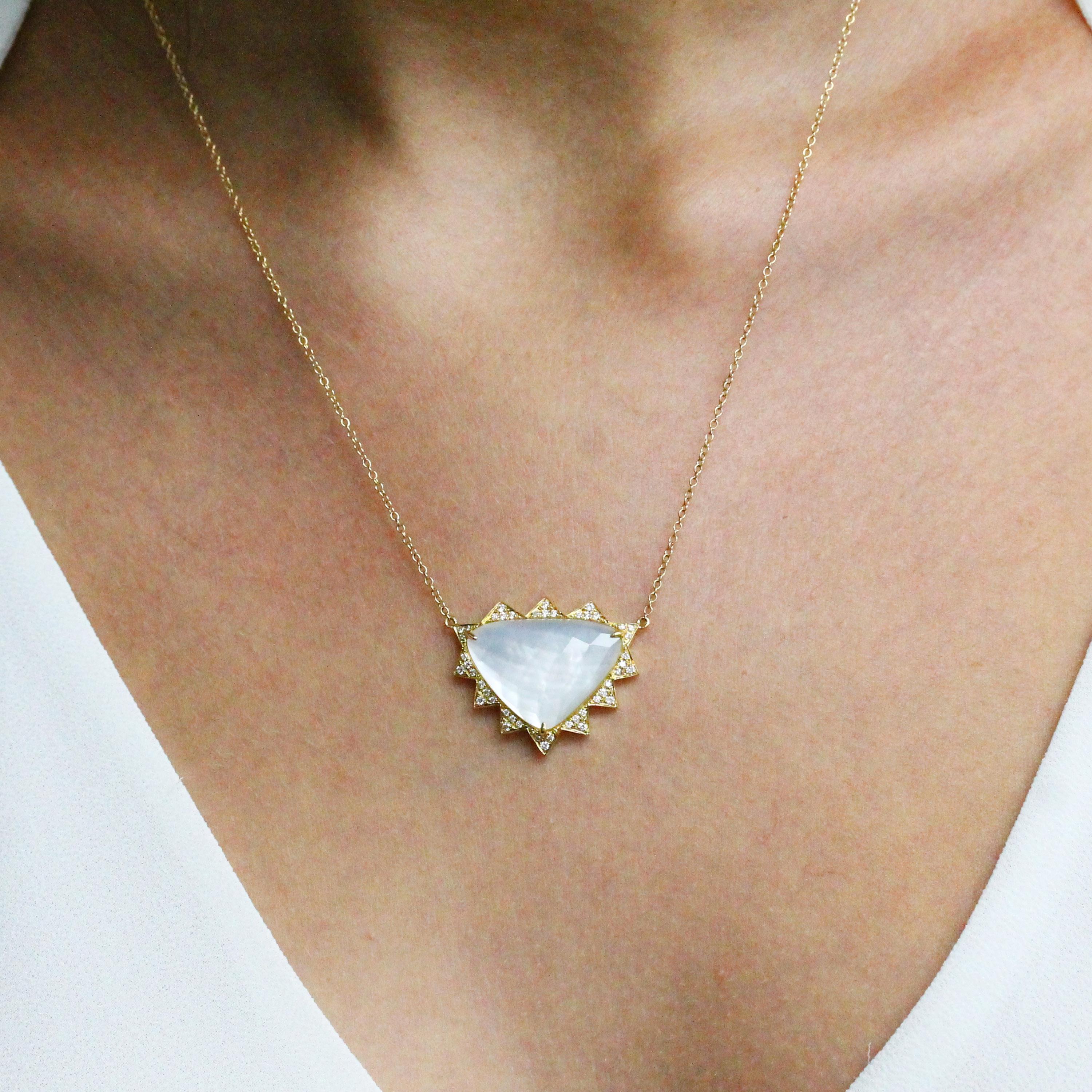 Collier de la collection White Orchid, comprenant un doublet de quartz blanc taillé en damier en forme de trillion, superposé à de la nacre blanche, et un halo de stations triangulaires de diamants pavés, en or jaune 18K. chaîne câblée de 18 pouces