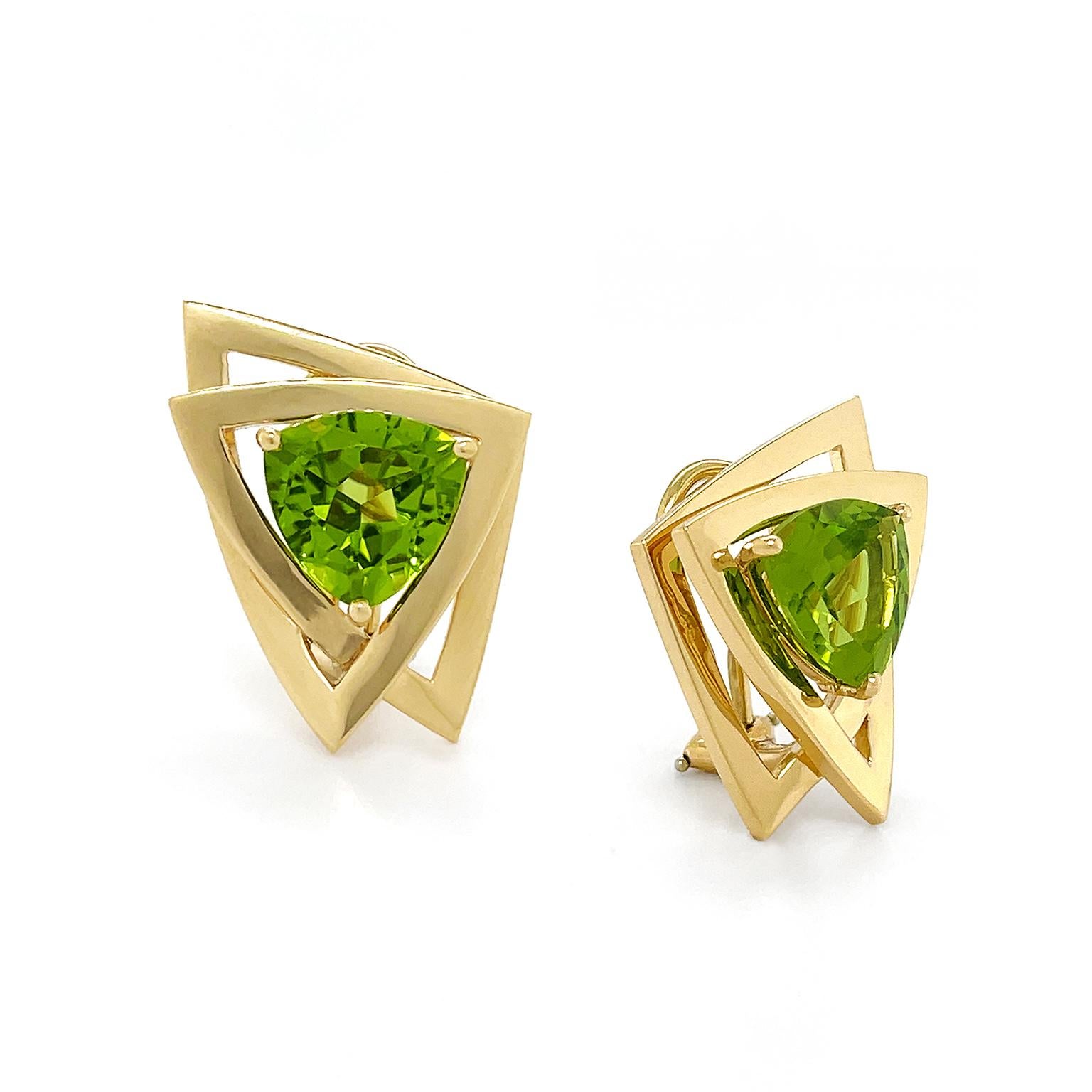 18K Yellow Gold Trillion Peridot Clip-On Earrings In New Condition For Sale In New York, NY